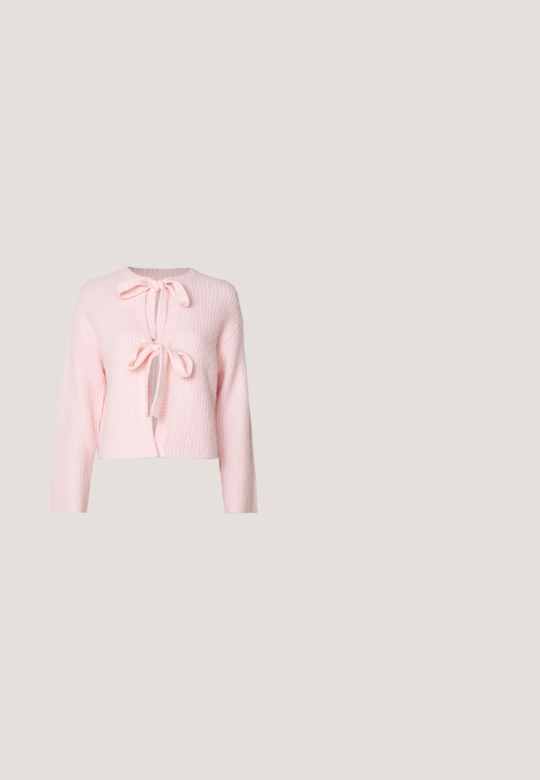 Pink strikket cardigan med ribbet tekstur, lange ærmer og frontbånd. Har en let åbning, cropped længde og rund halsudskæring.; Lys blå langærmet bluse med rynkede detaljer ved skuldrene, rund hals og smockede manchetter, lavet af blødt, glat stof.; Lyseblå, knælang nederdel lavet af gennemsigtig stof med elastisk talje og svajende design, der har bløde, transparente lag.; Lyserød lakballerina med rundet tå, snoet snøre sløjfe foran og lav beige sål på hvid baggrund.; Blomsterprint håndtaske med en blød lyserød syntetisk overflade, struktureret form, buet håndtag, guldfarvet hardware og klaplås.; Lyseblåt polkaprikstofkrave med flæser og en bundet sløjfe foran, designet som et dekorativt halsaccessory.