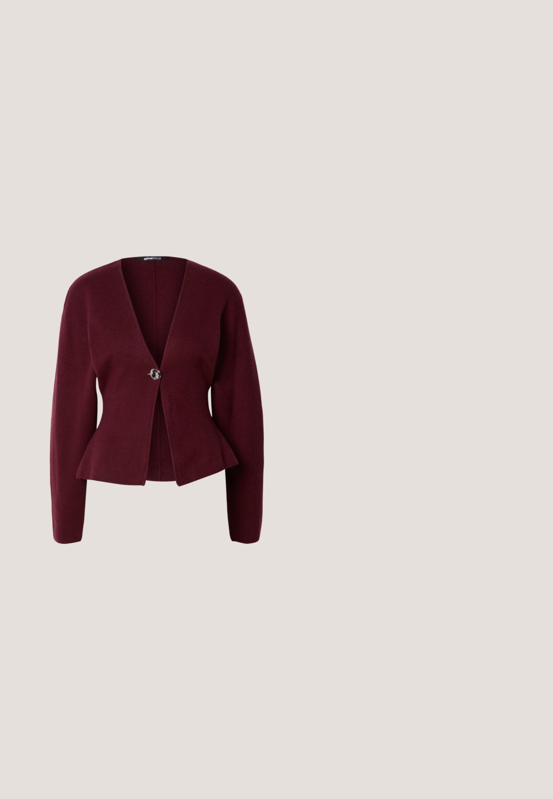 Burgundin cardigan, jossa on V-pääntie, pitkät hihat ja peplum-helma. Ominaisuuksiin kuuluu yksi koristeellinen nappi, jossa on erottuva muotoilu. Pehmeä materiaali.; Musta t-paita lyhyillä hihoilla, jotka on valmistettu röyhelöisestä mustasta tyllikankaasta, pyöreä kaula-aukko ja vartalonmyötäinen siluetti.; Mustat leveälahkeiset farkut, jotka on valmistettu denimistä. Varustettu nappikiinnityksellä, vyölenkeillä ja kahdella etutaskulla. Kankaan pinnassa on hillittyä tekstuuria.; Mustat nahka nilkkurit paksulla pohjalla ja kahdella hopeisella soljella sivussa, eristetty vaalealla taustalla.; Pehmeä kangaslaukku, jossa on punavalkoruudullinen kuvio, solmittu kahva ja kolmion muotoinen, yksiväristä taustaa vasten.; Hopeiset metalliset renkaskorvakorut, joissa on sileä, hieman kaareva pinta ja lukolliset takakiinnitykset yksinkertaisella valkoisella taustalla.