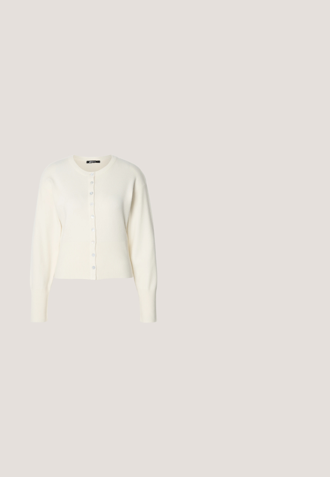 Gilet en tricot blanc avec ourlet côtelé et manches longues, doté d'un col rond et d'une rangée de boutons bleus sur le devant.; Robe chemise à manches courtes beige avec un motif de coquillage, boutons sur le devant et taille à nouer. Tissu léger et coupe décontractée.; Sandale tong marron avec des fines lanières et un détail de bouton doré flottant au-dessus d’un sol en béton avec des rideaux blancs transparents en arrière-plan.; Lunettes de soleil en écaille de tortue avec une monture lisse et surdimensionnée. Verres dégradés et logo doré en accent sur les branches. Branches courbées.; Sac à main en daim marron avec une fermeture à rabat, une poignée courte et une bandoulière réglable, posé sur un fond blanc uni.; Boucles d'oreilles créoles dorées en forme de croissant, avec une surface polie et un fermoir à charnière. La texture lisse et la finition réfléchissante améliorent la visibilité.