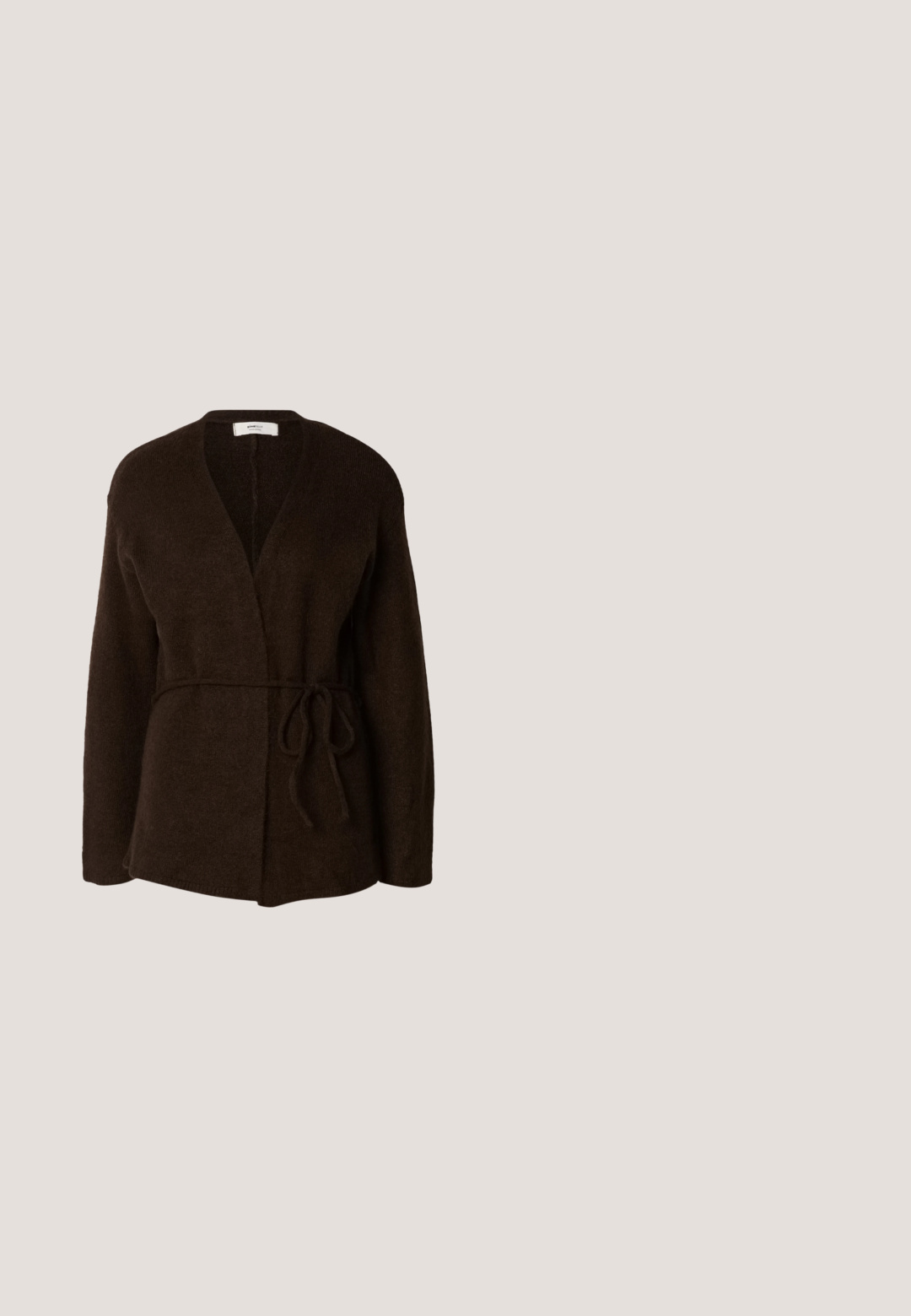 Donkerbruine gebreide cardigan met een wikkeldesign, open voorkant, lange mouwen en een bijpassende strikriem in de taille. Zachte, gestructureerde stof.; Bruine mouwloze geribde tanktop met ronde hals, plat neergelegd op een lichte achtergrond.; Donkerbruine bootcut-jeans met knoop- en ritssluiting, voor- en achterzakken, plat weergegeven op een effen witte achtergrond.; Bruine gepatineerde leren slingback hak met een spitze neus, verstelbare straps en decoratieve gespen aan de voorkant. 3-inch hakhoogte.; Donkerbruin gepolijst leren handtas met een zilveren kettingriem, decoratieve dubbele gespriemen, en ritssluiting.; Twee zilveren kettingen op een witte achtergrond, één met een druppelvormige kristallen hanger, de andere met ovale kristallen schakels.
