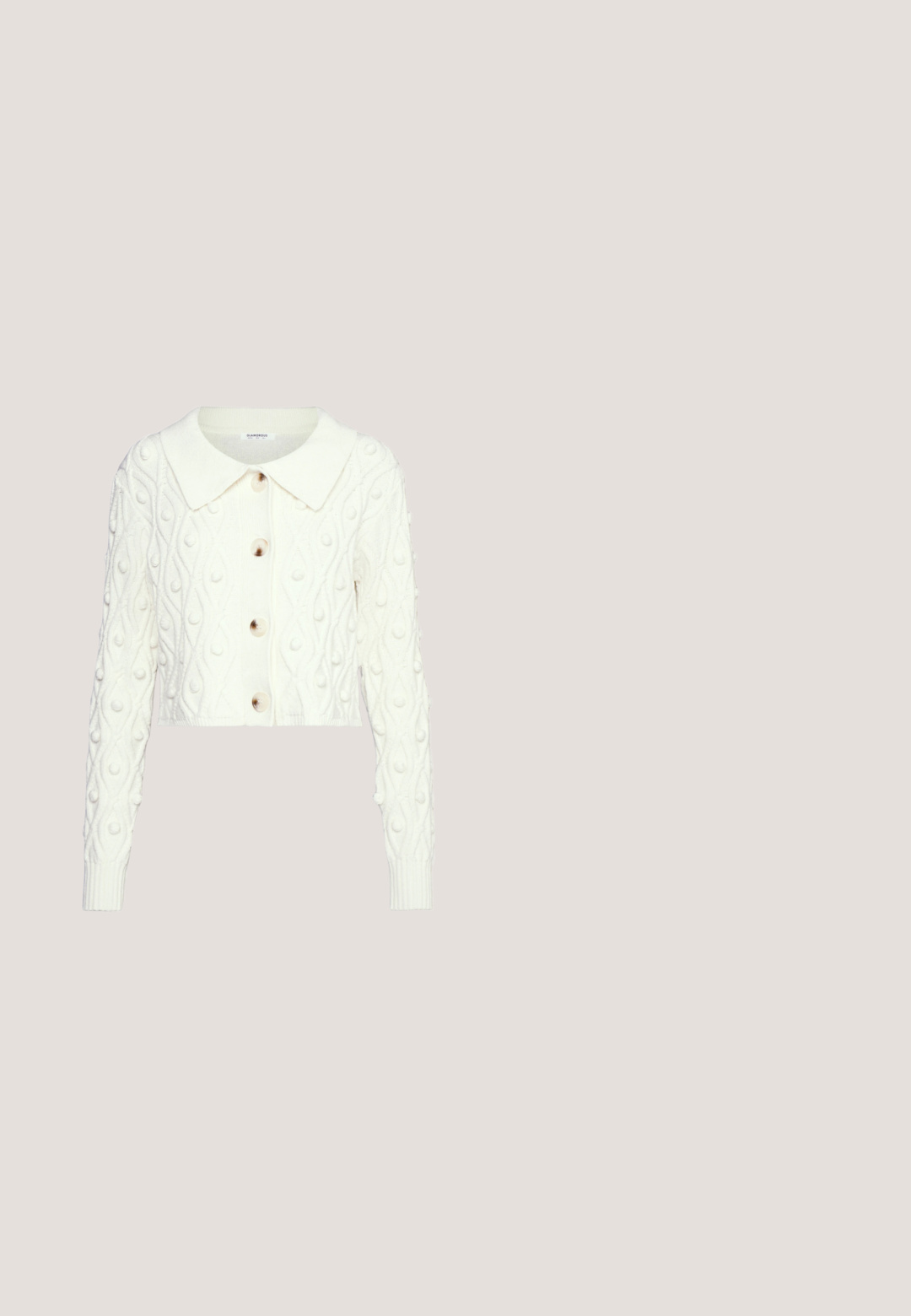 Glamorous POM POM CROP CARDIGAN WITH COLLAR AND LONG SLEEVES - Strickpullover - cream; Blumenkleid in sanftem Grün mit V-Ausschnitt, Puffärmel, Rüschendetails und gestuftem Saum. Mit pinken Rosen und kleinen blauen Blumen.; Hellbeige Sandalen mit zwei verstellbaren Klettverschlüssen und einem gepolsterten Fußbett. Die Sohle ist hell, strukturiert und leicht erhöht.; Leichter pfirsichfarbener transparenter Schal mit weichen braunen und beige Hasen- und Blattmustern, locker drapiert.; Geflochtene Strohtasche mit braunem Lederetikett mit der Aufschrift "BIMBA Y LOLA" und dünnen schwarzen Leder-Schulterriemen vor weißem Hintergrund.; Zarte Halskette aus Goldkette mit einem goldenen Wirbelanhänger, der in der Mitte eine einzelne weiße Perle hält.