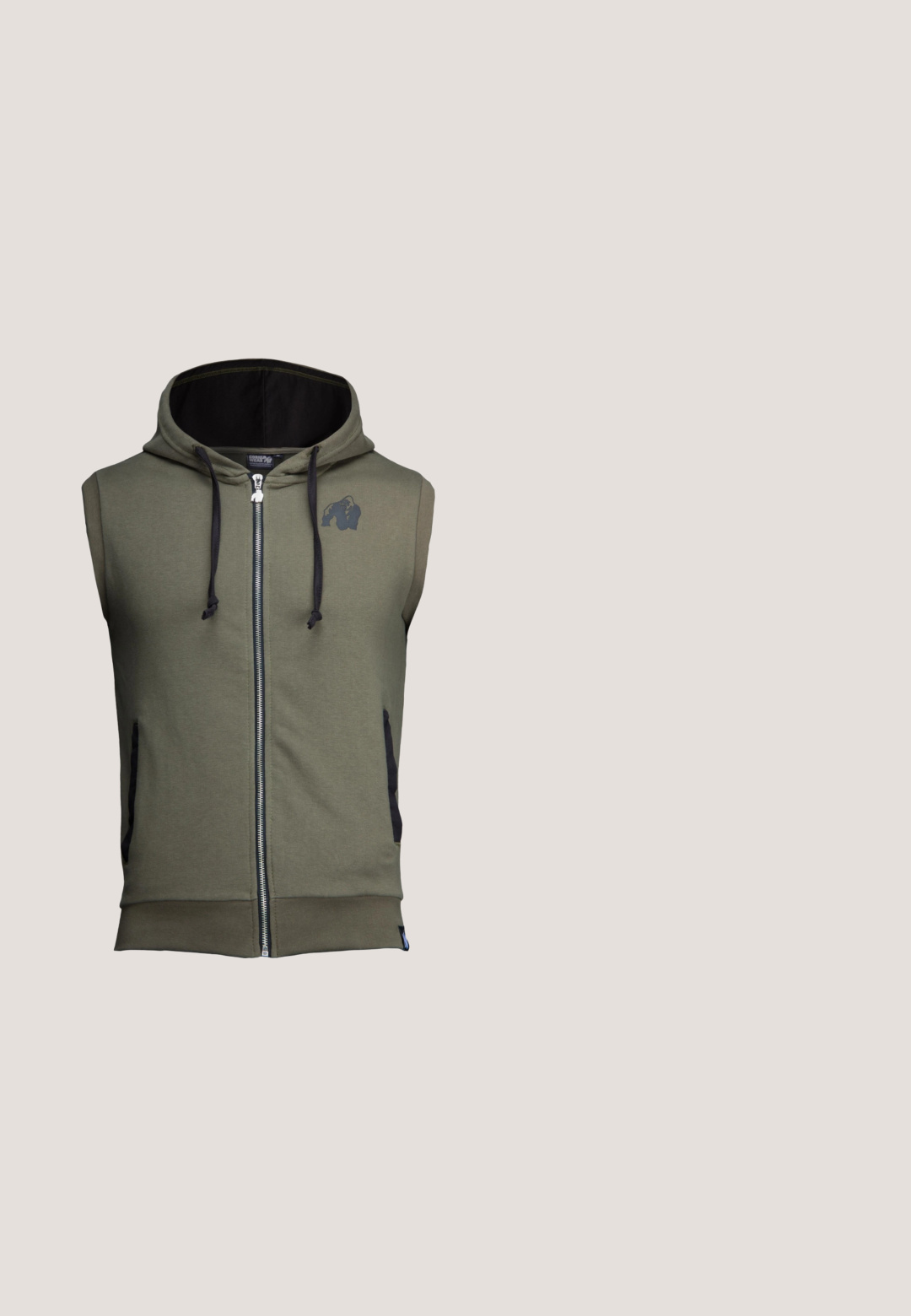 Mouwloze zip-up hoodie van een olijfgroene katoenmix, met een zwarte voering in de capuchon, zwarte zijaccenten en een gorilla-logo op de borst.; Camo t-shirt in olijfgroen, bruin en zwart, met korte mouwen, ronde halslijn, voorzien van een klein wit logo op de borst. Zacht katoenen materiaal.; Olijfgroene joggers van Textiel, met een trekkoord in de taille, witte accenten en een klein logo op het been.; Low-profile olijfgroene sneaker met witte zool, gebreide bovenkant, veters en "BORG"-logo aan de zijkant.; Quiksilver ELIMINATOR  - Zonnebril - black green plz; Pepe Jeans WAYNE CORE - Schoudertas - dark grey