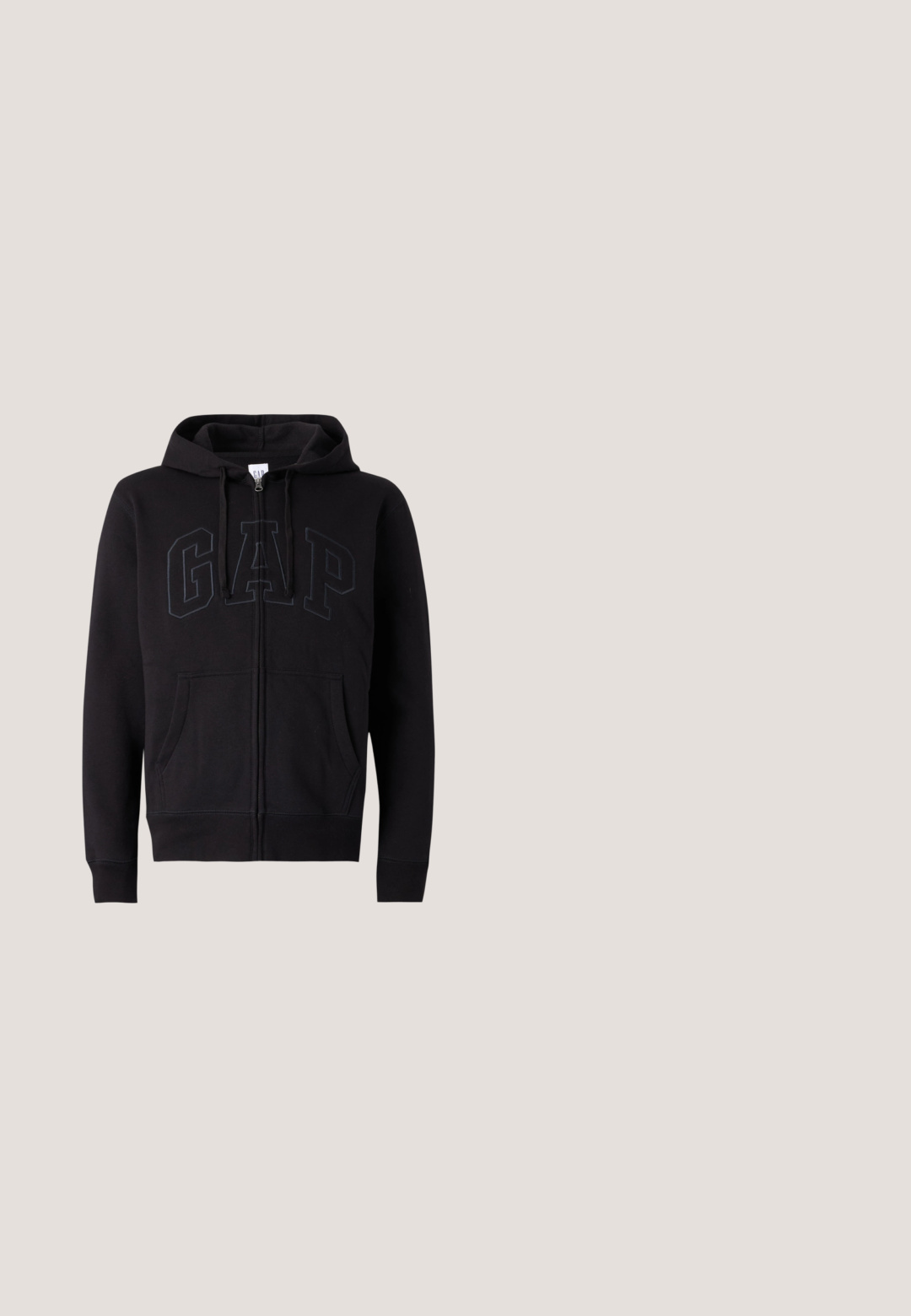 Sweat à zip noir en mélange de coton. Dispose d'une poche kangourou, d'une capuche avec cordon de serrage et d'un grand logo GAP à l'avant en gris foncé.; Polo noir en coton, doté d'un col classique, d'une patte de boutonnage à deux boutons, de manches courtes et d'un logo brodé sur la poitrine.; Jeans en denim noir avec une coupe droite, dotés d'une fermeture à bouton et à zip, de poches avant et d'une texture subtile.; Baskets blanches avec des accents noirs et gris, présentant un embout texturé gris, une semelle en caoutchouc noir et des lacets plats blancs. Design épuré, style minimaliste.; Lunettes de soleil noires rectangulaires avec des verres foncés, des montures en plastique élégantes et des branches droites. Présente un logo discret sur le côté.; Sac bandoulière noir Calvin Klein avec surface texturée et bandoulière réglable.