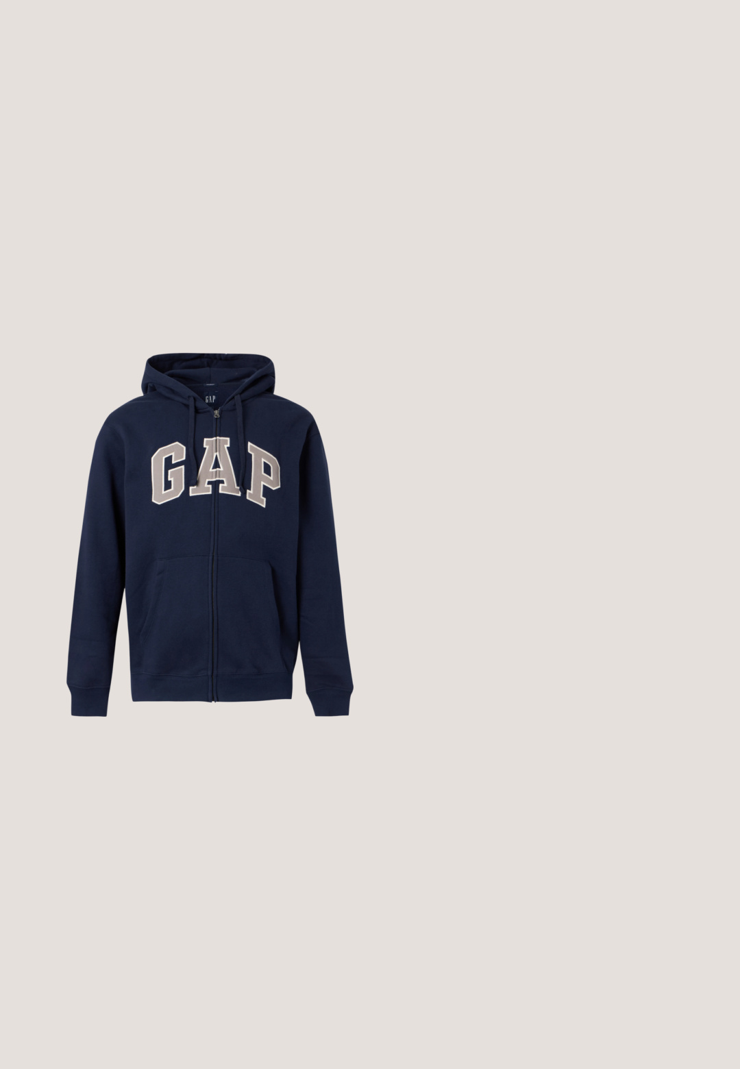 Sweat à capuche zippé bleu marine avec poches avant, capuche ajustable et grandes lettres beige "GAP" sur la poitrine.; Veste matelassée bleu marine avec col montant, fermeture éclair frontale et deux poches latérales zippées. Conçue en tissu léger avec une texture matelassée.; T-shirt bleu à manches courtes avec col rond et poche poitrine ornée d'un petit ours brodé portant un pull vert et les lettres « G » et « P ».; Short en coton bleu marine avec taille élastique et cordon, présentant le logo blanc « GAP » sur la jambe gauche.; Baskets avec une tige principalement blanche, des accents bleu marine, des panneaux beige, et des détails rouges ; semelle en caoutchouc texturée avec un motif en zigzag.; Sac fourre-tout en toile bleue avec poche frontale et broderie rouge "O.N.S", doté de doubles poignées et d'une bandoulière réglable.