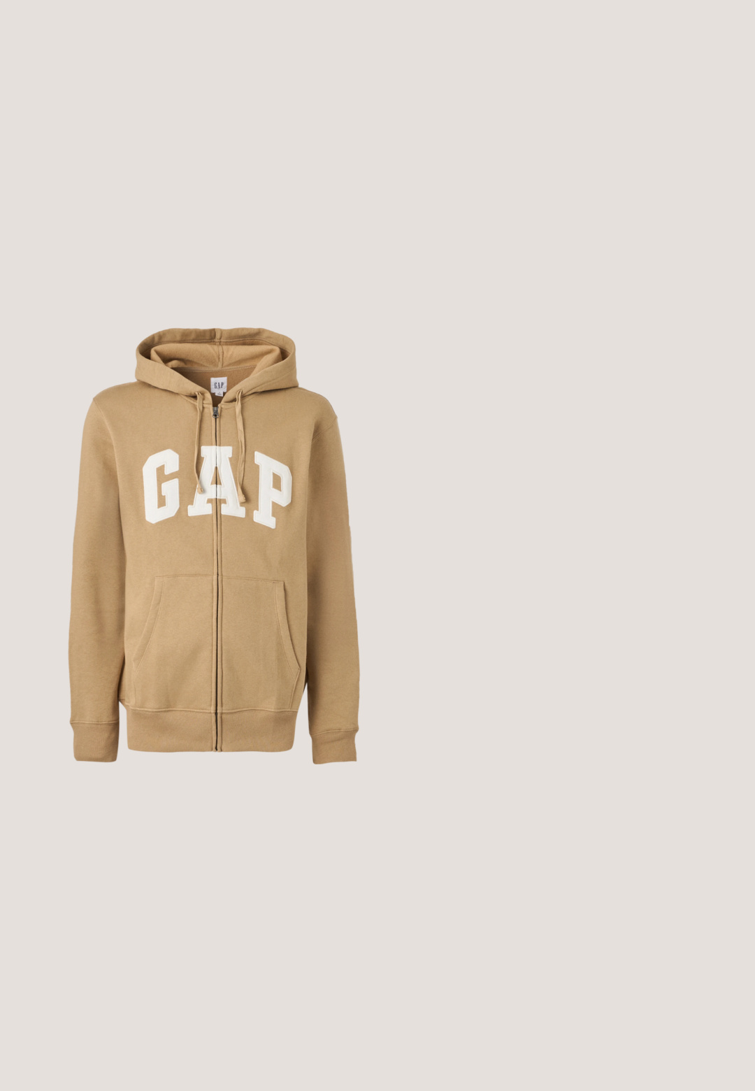 Tanskleurige zip-up hoodie met een voork pocket en wit "GAP" logo. Gemaakt van zacht materiaal met ribgebreide manchetten en onderrand.; Bruine mouwloze doorgestikte bodywarmer met een rits aan de voorkant, twee ritssluiting zijzakken en een klein geborduurd logo op de borst.; Effen wit T-shirt met korte mouwen en ronde hals, weergegeven op een lichtgrijze achtergrond.; Bruine denimjeans met een rechte snit, vijf zakken en een klassieke knoopsluiting. De stof heeft een gladde, gestructureerde afwerking.; Witte lederen sneaker met zwarte strepen en een lichtbruine suède neuskap. Rubberzool in donkerbruin. Veters en een gewatteerde kraag maken het ontwerp compleet.; Bordeaux schoudertas van gladde stof met hardware in zilvertint, verstelbare zwarte schouderband en een voorzak met rits. Voorzien van een logo-plaatje.
