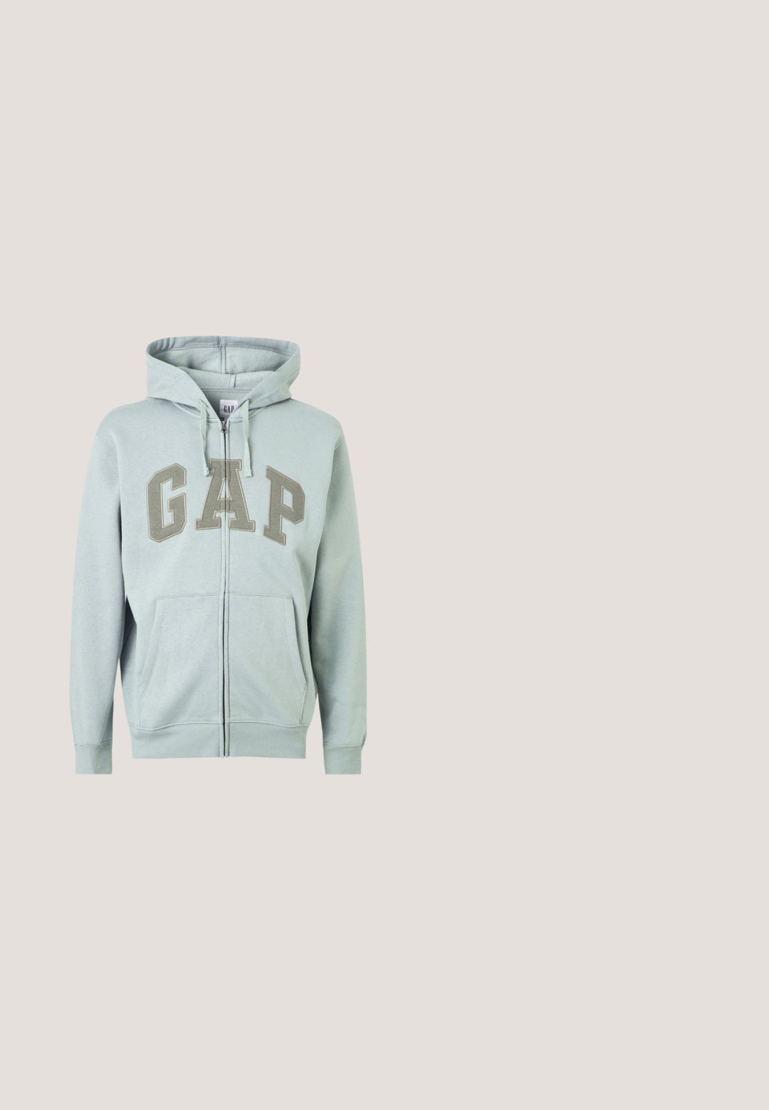 Sweat à capuche gris clair zippé avec poches avant, capuche à cordon de serrage, et "GAP" brodé en grandes lettres sur la poitrine.; Débardeur côtelé bleu clair sans manches avec col rond et petit logo blanc brodé centré sur la poitrine.; Shorts de sport noirs avec ceinture élastique et cordon de serrage, arborant un petit logo vert New Balance sur la partie inférieure de la jambe gauche.; Baskets montantes en cuir et en daim blanc cassé, avec un panneau latéral texturé, un bout rond et une semelle en caoutchouc avec un motif rainuré.; Sac messager noir avec motif géométrique embossé, matériel en métal argenté, fermeture zippée et bandoulière réglable. Fabriqué en matériau synthétique texturé.; Bracelet composé d'une combinaison de maillons de chaîne en métal foncé et de perles grises facettées. La fermeture est un fermoir en métal avec un détail en étiquette.