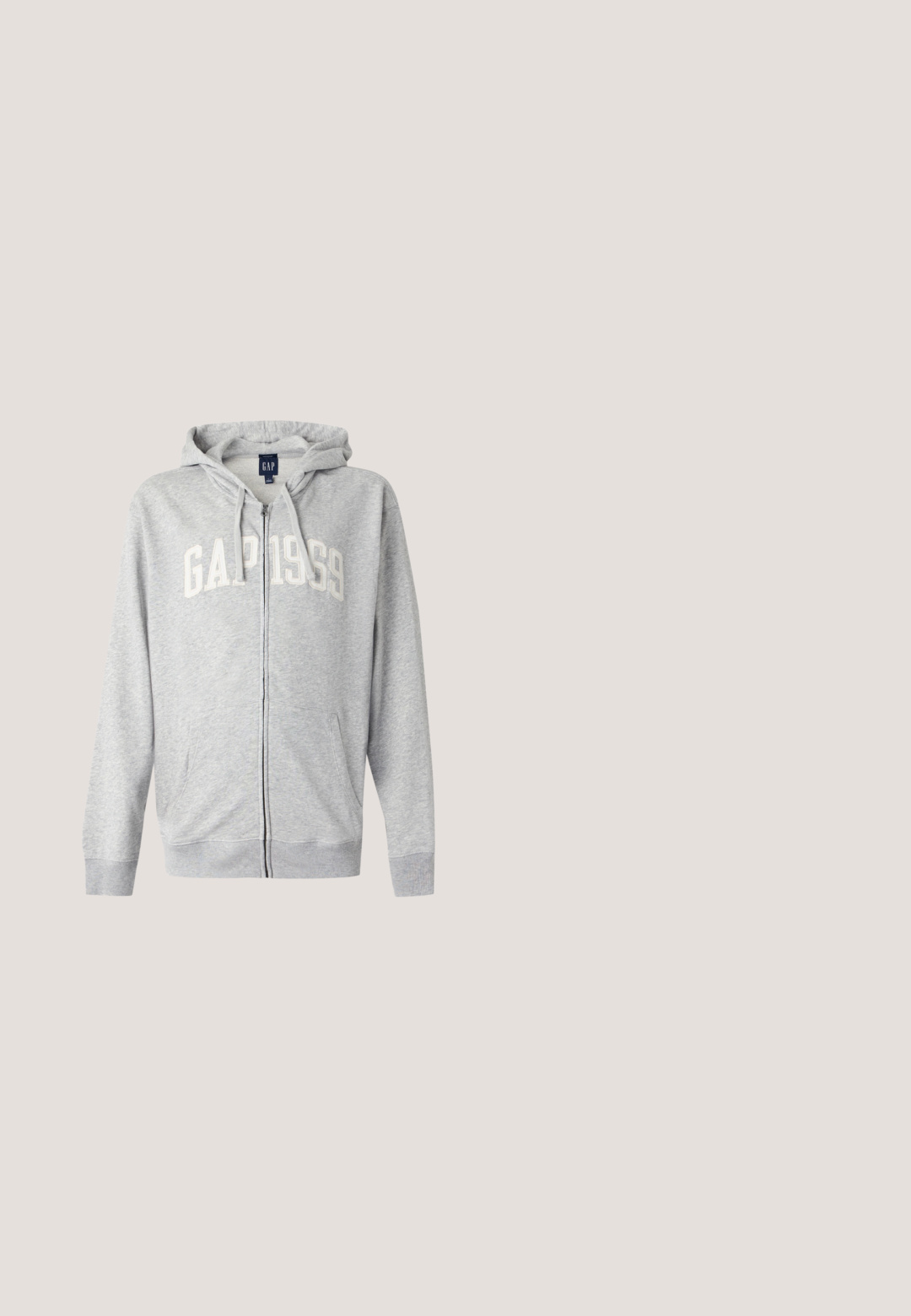 Sweat à capuche gris clair à zip intégral avec poche avant, capuche à cordon réglable et « GAP 1969 » imprimé sur la poitrine en lettres blanches.; T-shirt en coton couleur crème avec un col rond, des manches courtes et un logo circulaire comportant des rayures rouges et du texte sur la poitrine.; Jean en denim bleu clair évasé avec une taille haute, des rayures verticales et un design à cinq poches avec fermeture à bouton frontal.; Baskets basses blanches avec semelle beige, lacets blancs, languette de talon noire et logo "Pepe Jeans London" sur le côté.; Petit sac bandoulière beige avec poche avant zippée, logo métallique ALDO, sangle large ajustable et forme rectangulaire arrondie sur fond blanc.; Collier de perles blanches avec des intercalaires en strass argentés et un fermoir chaîne en argent, présenté sur un fond clair uni.