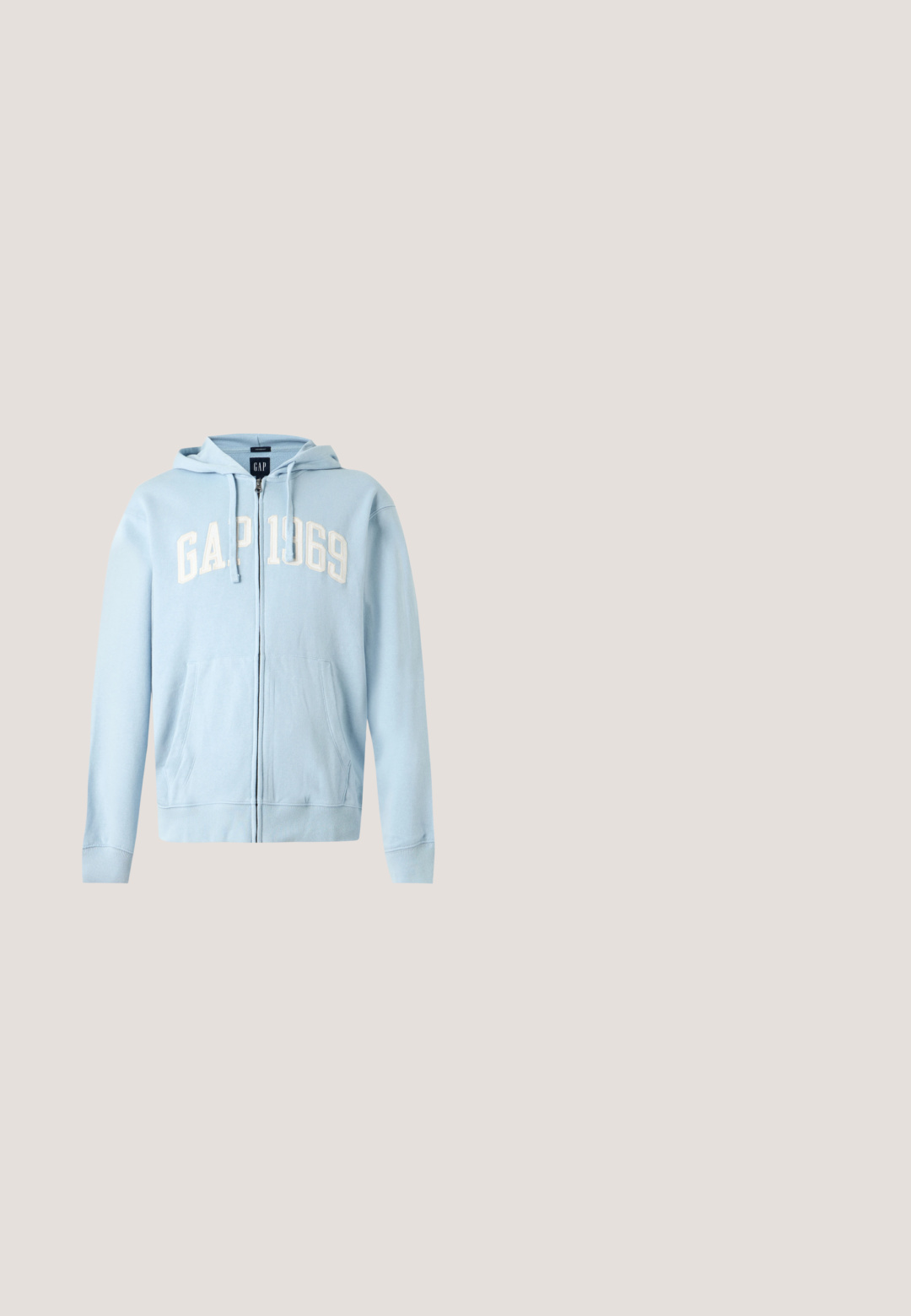 Sudadera con capucha azul claro con cremallera, bolsillos delanteros y capucha, con "GAP 1969" en letras blancas en el pecho.; Camiseta azul de algodón con mangas cortas y cuello redondo, con el logo blanco "CK" en el pecho izquierdo. Textura lisa, corte regular.; Jeans de denim azul claro con corte recto, diseño de cinco bolsillos, cierre de botón y un ligero desvanecimiento en el frente. Sin patrones visibles.; Zapatilla blanca de perfil bajo con patrón geométrico en relieve, cierre de cordones y suela gruesa, mostrada de perfil sobre un fondo blanco.; Riñonera azul claro Calvin Klein con logo blanco, correa negra ajustable y cierre de cremallera sobre un fondo liso.; Pulsera de cadena de plata con eslabones ovalados y un cierre cilíndrico que presenta un pequeño detalle en rojo, blanco y negro sobre un fondo claro.
