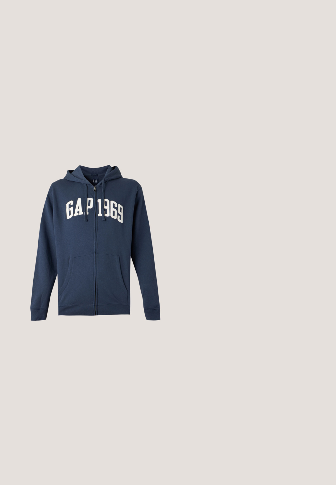 Φούτερ navy blue με φερμουάρ, εμπρόσθιες τσέπες, κουκούλα με κορδόνια και λευκό κείμενο "GAP 1969" στο στήθος.; Μπλε τζιν γιλέκο με ψηλό γιακά, μαλακή υφή και ναυτικές λεπτομέρειες από καρό. Διαθέτει δύο μπροστινές τσέπες και κουμπιά για κλείσιμο.; Σκούρο μπλε μπλουζάκι Levi's με κοντά μανίκια και λευκό αετό και λογότυπο Levi's στο αριστερό μέρος του στήθους.; Σκούρο μπλε τζιν παντελόνι με ευθεία γραμμή, ορατή ραφή, στυλ με πέντε τσέπες και ελαφρώς φθαρμένη υφή με ανοιχτό αποχρωματισμό.; Σκούρο μπλε και γκρι αθλητικό παπούτσι με μείγμα υφών δέρματος και σουέτ, με λευκή σόλα, στρογγυλά κορδόνια και λογότυπο στην πλευρά.; Τσαντάκι messenger σε ναυτικό μπλε χρώμα Lacoste με ρυθμιζόμενο λουρί και λογότυπο στο μπροστινό καπάκι, σε απλό ανοιχτό φόντο.