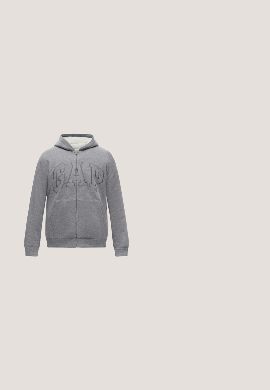 Sweat à capuche gris zippé avec poche avant, capuche et grandes lettres embossées "GAP" sur la poitrine, doublé en polaire blanche à l’intérieur de la capuche.; T-shirt blanc à manches courtes avec petit logo bleu "Pepe Jeans London" et texte sur la partie gauche de la poitrine, fond uni.; Pantalon de survêtement gris clair avec cordon de serrage, poignets élastiques et petit logo noir sur la cuisse gauche, présenté sur un fond blanc.; Baskets argentées avec une texture lisse, un design à lacets, des accents perforés et une semelle en caoutchouc marron texturé.; Sac fourre-tout en toile bleue avec poche frontale et broderie rouge "O.N.S", doté de doubles poignées et d'une bandoulière réglable.; Bracelet chaîne en métal argenté avec des maillons alternés rectangulaires et ovales, fermoir réglable avec petit pendentif rond sur fond blanc.