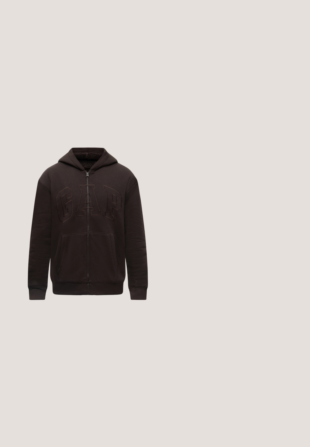 Sweat à capuche noir zippé avec poches avant, capuche et logo GAP brodé en relief sur la poitrine, présenté sur un fond clair uni.; Veste sans manches matelassée marron foncé avec col montant, six boutons-pression noirs sur le devant et deux poches avant à rabat avec fermeture à pression.; T-shirt bordeaux foncé à manches courtes et col rond avec un petit graphique blanc et un texte sur le côté gauche de la poitrine indiquant "Marco Polo Denim."; Pantalon en coton beige à coupe droite, avec poches latérales et une poche à outils sur le côté. La texture du tissu est lisse et solide.; Baskets en cuir marron avec semelle et lacets beige, affichant le logo "GANT", positionnées au-dessus d'un sol gris réfléchissant avec un mur en blocs de verre en arrière-plan.; Pochette en cuir brun foncé texturé avec poche avant zippée et fermeture principale par zip, avec une anse en boucle pour le poignet.