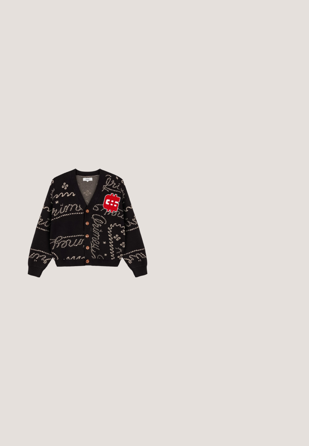 Schwarzer Strickcardigan mit beigen Mustern und Grafiken, einschließlich eines roten Dollarzeichen-Patches. Mit V-Ausschnitt und braunen Knöpfen.; Rotes Baumwoll-T-Shirt mit einem strukturierten cremefarbenen Streifen, der große rote Buchstaben zeigt. Kurze Ärmel, Rundhalsausschnitt und Sprenkelmuster überall.; Jeans aus Denim mit einem Farbverlauf von Dunkelblau zu Hellbraun, gerade geschnitten, mit fünf Taschen und kontrastierenden Nahtdetails.; Schwarze High-Top-Sneaker mit roten Akzenten und einem abgenutzten Finish. Verfügt über ein strukturiertes Canvas-Obermaterial und eine Gummisohle mit Ausschnitt-Design.; Kompakte rote Umhängetasche mit schwarzem verstellbarem Riemen, elastischen Bändern vorne und weißem Schriftzug "KARL LAGERFELD JEANS" auf der Tasche.; Schwarzer Diesel-Gürtel mit großem weißen Logotext, rechteckiger silberner Schnalle und gebrandetem Metallschlaufen-Detail, aufgewickelt auf hellem Hintergrund.