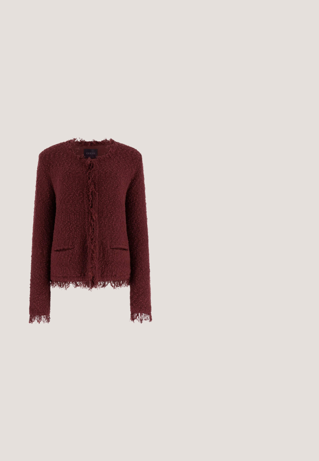Burgunderfarbener, strukturierter Cardigan mit fransigem Saum, offener Vorderseite und zwei vorderen Taschen. Hergestellt aus einem weichen, gestrickten Material mit minimalen Details.; Schwarzes Baumwoll-T-Shirt mit kurzen Ärmeln, featuring ein rotes dreieckiges Grafiklogo mit "GUESS® U.S.A." und einem Fragezeichen-Design.; Weiße gerade Jeans aus Denim, mit einem frontalen Knopfverschluss, zwei seitlichen Taschen und dezenten Nähdetails.; Roter Slingback-Pumps aus Lackleder mit spitz zulaufender Schuhspitze und schlankem, mittelhohem Absatz vor weißem Hintergrund.; Schwarze gesteppte Handtasche mit einem einzelnen Schulterriemen, versehen mit einem goldfarbenen "GUESS"-Logo und einem abnehmbaren, herzförmigen Reißverschlusstäschchen.; Silberner Metallarmband mit ineinander greifenden Gliedern, ausgestattet mit einem Verschluss und einem runden Charme mit Branding-Details. Glatte, glänzende Oberfläche.