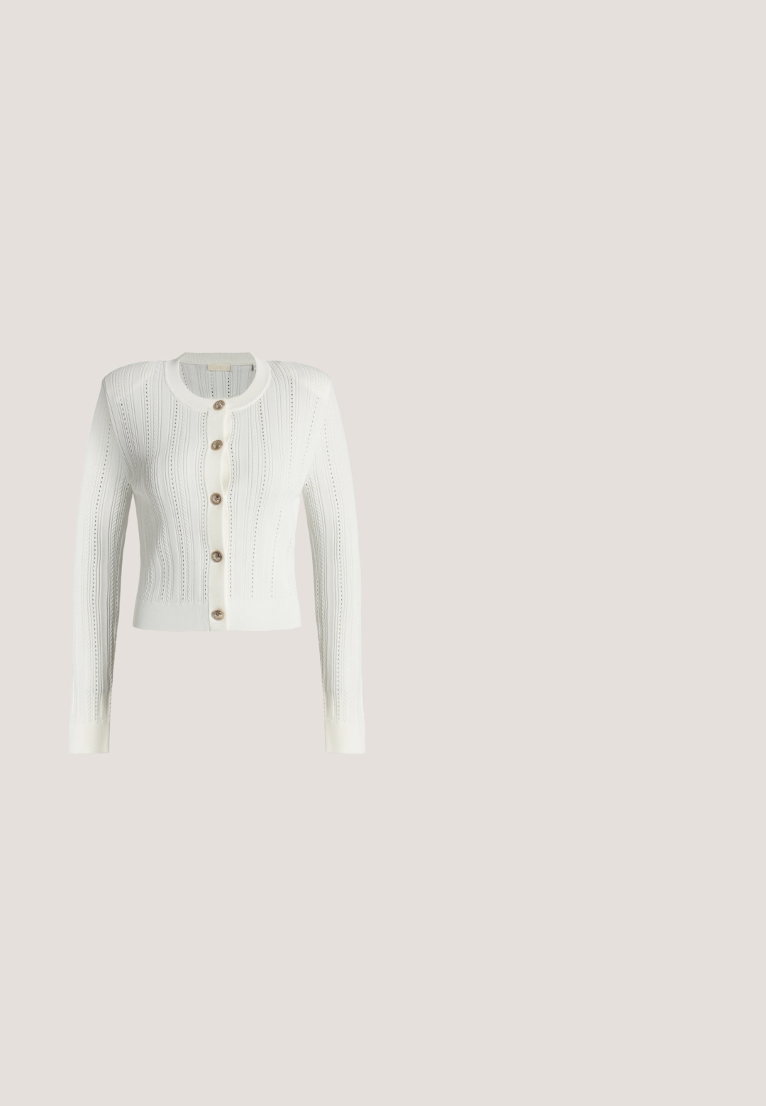 Witte gebreide cardigan met lange mouwen, verticale patronen en vijf ronde knopen aan de voorkant, met een ronde halslijn en geribde manchetten.; Zwarte wikkeljurk met korte mouwen, voorzien van een gouden gesp detail op de taille, gemaakt van lichtgewicht stof met een gladde textuur.; Zwarte leren slingback kitten heel met spitse neus, gouden gespsluiting en decoratieve gouden accenten aan de voorkant.; Rechthoekige zonnebril met bruin getinte glazen, dunne gouden metalen monturen en donkere glazen poten, liggend op een witte ondergrond.; Zwarte handtas in halvemaanvorm met gouden beslag, versierd met zilveren en parelachtige bloemvormige kralenpatronen en een centraal Guess-logo plaatje.; Guess PARADISE - Armband - yellow gold-coloured