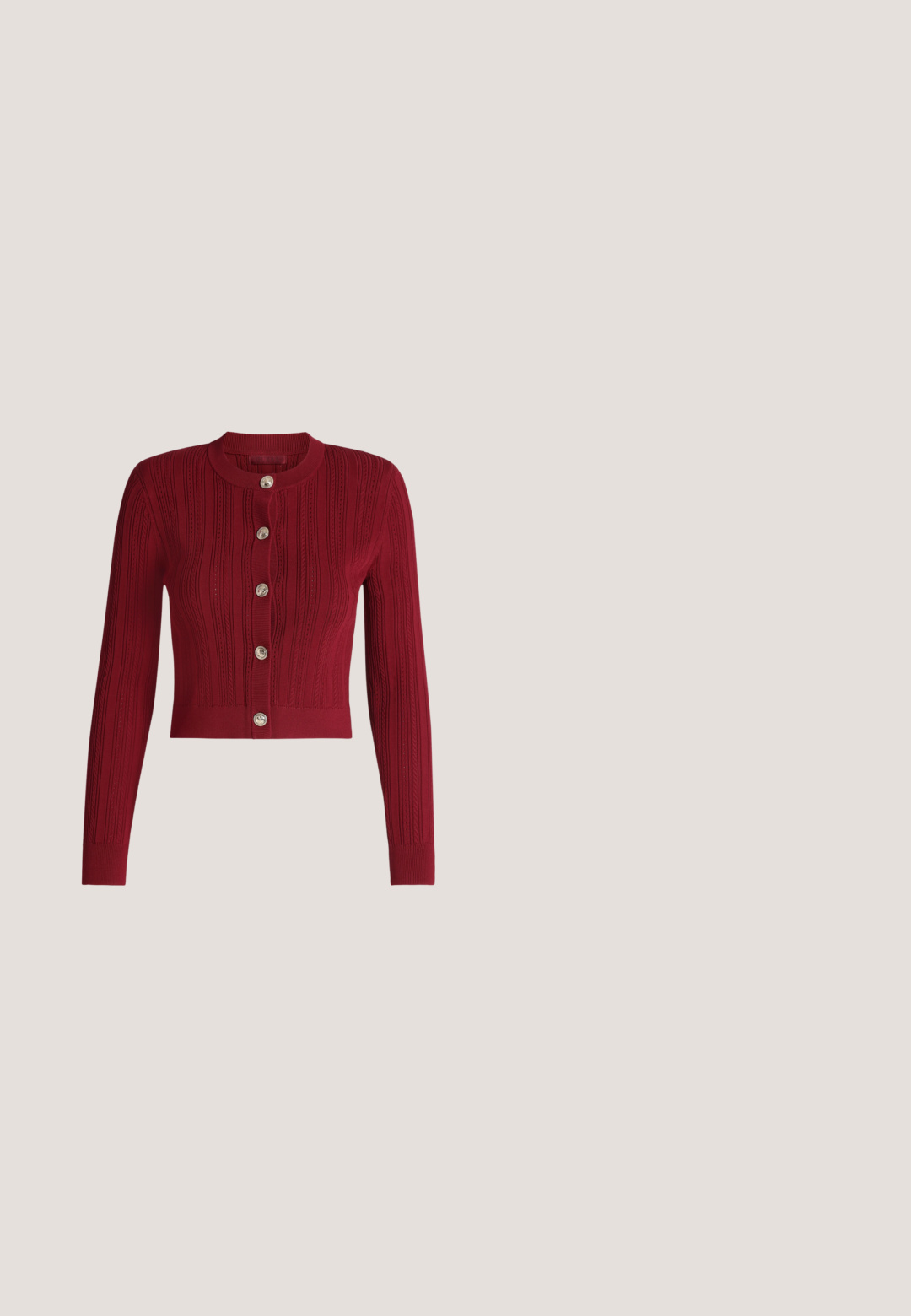Cardigan en maille rouge à manches longues avec un col rond et six boutons argentés sur le devant, présentant une texture côtelée et un motif.; Débardeur ajusté sans manches de couleur violet foncé avec un col rond et un logo discret près de l'ourlet, présenté sur un fond clair uni.; Jean large en denim de couleur bleue, avec une taille haute et des coutures blanches contrastantes le long des coutures. Pas de décorations supplémentaires.; Steve Madden THRIVE - Chaussures de mariée - wine; Sac à main en cuir violet foncé en forme de croissant avec fermeture éclair dorée, bandoulière amovible et logo doré "LANCEL PARIS" à l'avant.; Boucles d'oreilles dorées avec perles marbrées rouges et anneaux texturés. Comprend deux styles : des designs incurvés et un accent de perle, tous avec une finition brillante.