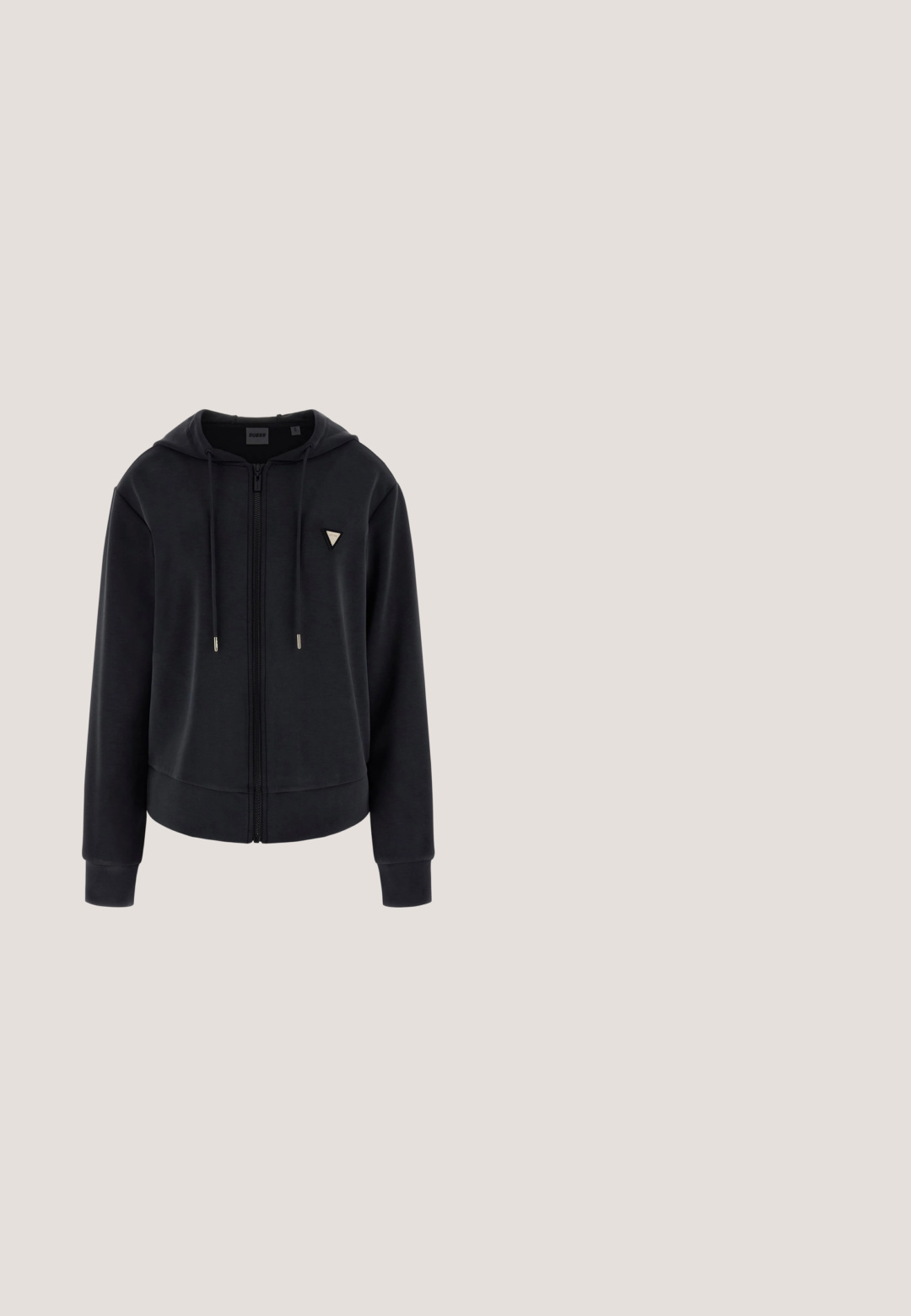 Sweat à capuche noir zippé avec une texture douce, arborant un logo triangulaire sur la poitrine, une capuche avec cordon de serrage ajustable et des poignets côtelés.; Guess TRIANGLE - T-shirt imprimé - pure white; Leggings noirs avec des découpes triangulaires accentuées de dentelle noire sur les côtés, fabriqués dans un tissu extensible avec un design ajusté.; Baskets basses Guess noires avec lacets noirs, accents de logo dorés, panneaux latéraux à motifs, et semelle en caoutchouc blanche.; Sac à main noir Guess avec motif monogramme, double poignée, ferrures dorées et une petite étiquette attachée affichant le logo Guess.; Boucles d'oreilles à clous ronds en or avec un "G" en relief au centre, entouré de deux rangées de strass clairs sur un fond blanc.