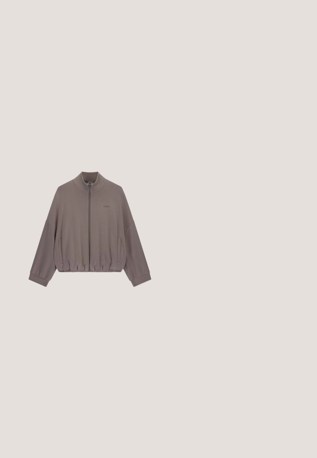 Svetlohnedá bunda na zips s vysokým golierom, dlhými rukávmi, bočnými vreckami a nariaseným lemom v páse.; Hnedý rebrovaný crop top s okrúhlym výstrihom. Vyrobený z flexibilného materiálu, má priliehavý dizajn a minimum švových detailov.; Súpravy s vysokým pásom v tlmenej taupe farbe, vyrobené z hladkého, pružného materiálu. Má bezšvový dizajn a tesný strih.; Masívna béžová teniska s detailmi z mesh a kože, so šnurovacím zapínaním a textúrovanou hrubou podrážkou, zobrazená z boku na bielom pozadí.; Svetlohnedá semišová kabelka cez plece s nastaviteľným popruhom, dekoratívnym predným pásom a malou zlatou sponou.; Náušnice v tvare srdca zlatého odtieňa s čírymi krištáľmi a embosovaným logom "GUESS" uprostred.