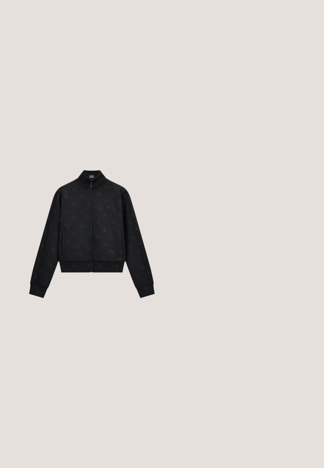 Zwarte jas met rits, voorzien van een subtiel reliëfpatroon over het hele oppervlak en twee voorzakken, met een hoge kraag en geribde boorden en zoom.; Zwart geribbeld T-shirt met korte mouwen, voorzien van een metallic zilveren strasstenenlogo over de voorkant. Ronde halslijn en fitted model.; Zwarte wijde broekspijpen met beige strepen aan de zijkant en een elastische tailleband met wit "GUESS" logo.; Zwarte sneakers met gouden spikkels, een gestructureerd oppervlak en een stevige zwarte zool. Gekoppeld aan bruine sweatpants met een slim-fit ontwerp.; Zwarte doorgestikte handtas met goudkleurige hardware, voorzien van een driehoekig logo, een bovenritssluiting en een verstelbare riem.; Goudkleurige hartbedelarmband met drie hangende harten, waarvan twee versierd zijn met kristallen. Schakelkettingontwerp, met een veilige sluiting.