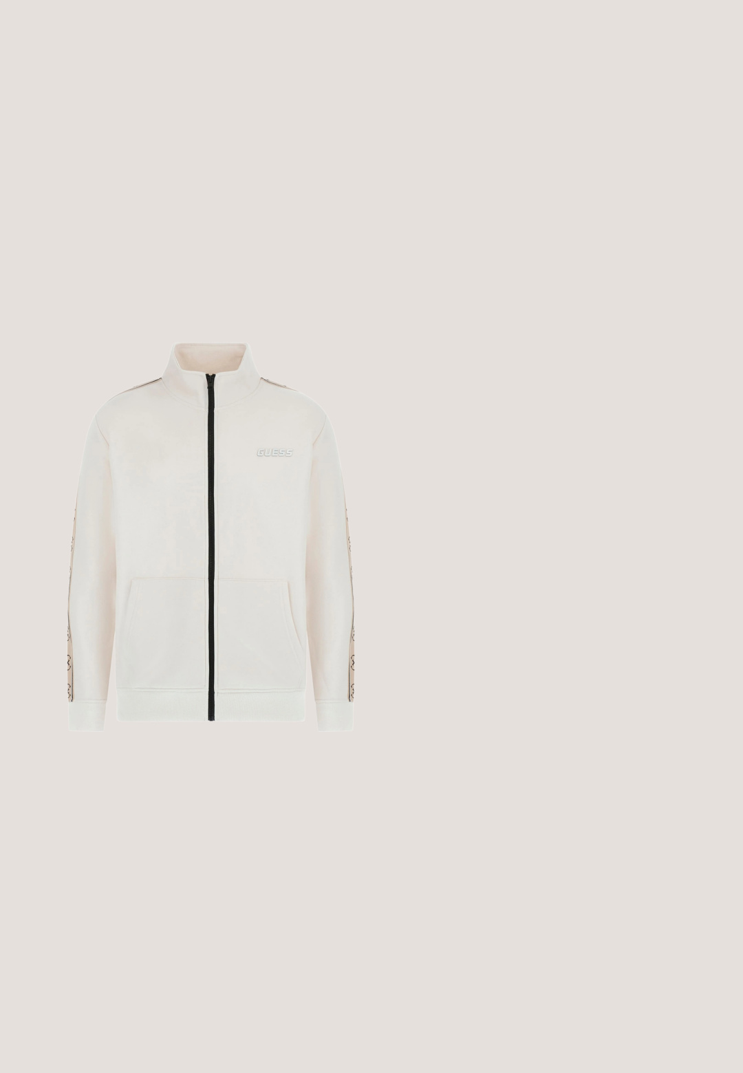 Hellbeige Zip-Up-Jacke mit hohem Kragen, schwarzem Reißverschluss und Logo. Verfügt über Seitentaschen und kontrastierende gemusterte Akzente an den Ärmeln.; Olivgrünes T-Shirt mit kurzen Ärmeln und Rundhalsausschnitt, mit erhabenem Calvin Klein "ck" Logo mittig auf der Brust.; Schwarze Shorts aus einem leichten Stoff, mit Knopfleiste, Gürtelschlaufen, Seitentaschen und geradem Schnitt mit umgeschlagenen Säumen.; Schwarzer Calvin Klein Sneaker mit strukturiertem Mesh und Lederpanelen, der über einem polierten Betonboden in der Nähe einer Glasbausteinwand schwebt.; Schwarze Umhängetasche mit strukturiertem Design im Rastermuster, verstellbarem Riemen und Reißverschlusstasche mit silberfarbenen Beschlägen.; Geflochtenes schwarzes Lederarmband mit einem silberfarbenen Magnetverschluss. Verfügt über eine glatte Oberfläche und eine abgerundete, flexible Form.