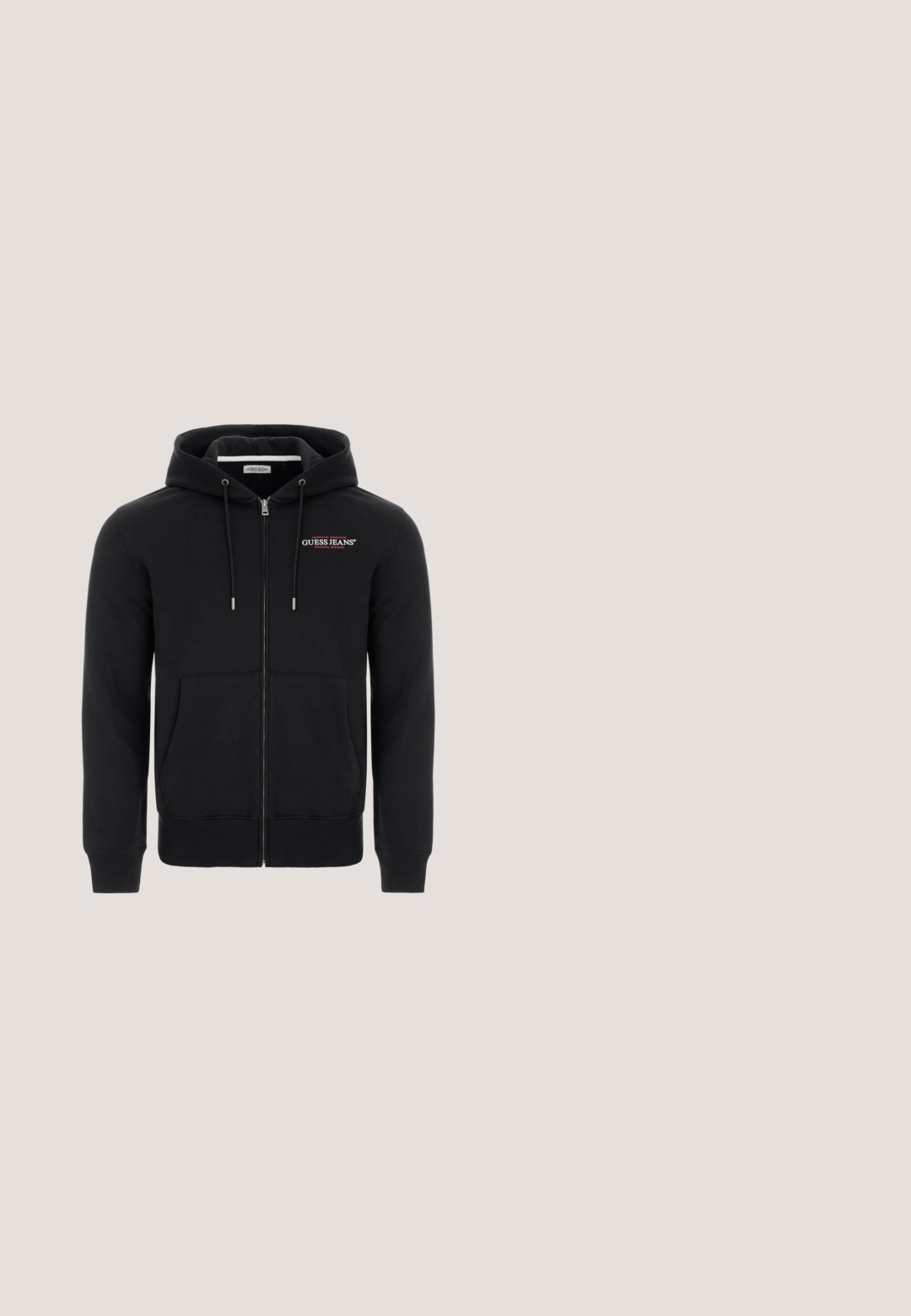 Schwarze Fleece-Zip-Hoodie mit Fronttasche, Kordelzugkapuze und rotem gesticktem "GUESS JEANS"-Logo.; Schwarzes T-Shirt mit kurzen Ärmeln aus Baumwolle, mit Rundhalsausschnitt und einem dezenten Frontlogo auf der Brust, das "GUESS EST. 1981" zeigt.; Schwarze Jogginghose mit Kordelzugbund, Seitentaschen und Bündchen an den Knöcheln, flach auf einem weißen Hintergrund ausgebreitet.; Schwarzer flacher Guess Sneaker mit Schnürsenkeln und Logo an der Seite und Zunge, schwebt über einem polierten Betonboden in der Nähe von Glasbausteinen.; Schwarze rechteckige Sonnenbrille mit lila getönten Gläsern. Mit einem eleganten Kunststoffrahmen und metallischen Akzenten an den Bügeln. Mit "GUESS" gekennzeichnet.; Schwarze Gürteltasche aus strukturiertem Material mit einem mit Reißverschluss versehenen Hauptfach, einer Vordertasche und einem gemusterten Logo-Design. Verstellbarer Gürtel.