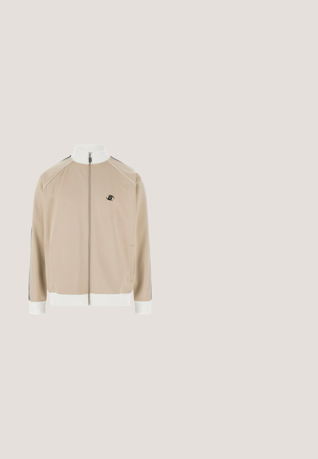 Beige træningsjakke med en hvid høj krave, frontlynlås, sidelommer og sorte detaljer på ærmerne. Har et lille logo på brystet.; Marineblå bomulds t-shirt med horisontale striber i creme og burgunder, med et lille grønt krokodille-logo på brystet.; Lyseblå cargo-bukser lavet af blødt bomuld med lige snit, der har sidelommer og knaplukning i taljen.; Hvide lave sneakers i kunstlæder med sorte detaljer, et trekantet logo på siden og en tekstureret gummisål.; Sorte rektangulære solbriller med lilla glas. Har en slank plastisk ramme og metalliske detaljer på stængerne. Mærket med "GUESS."; Sort nylon crossover taske med rektangulær form, rem og et logo-patch foran. Glat tekstur, minimalistisk design og lynlåslukning.