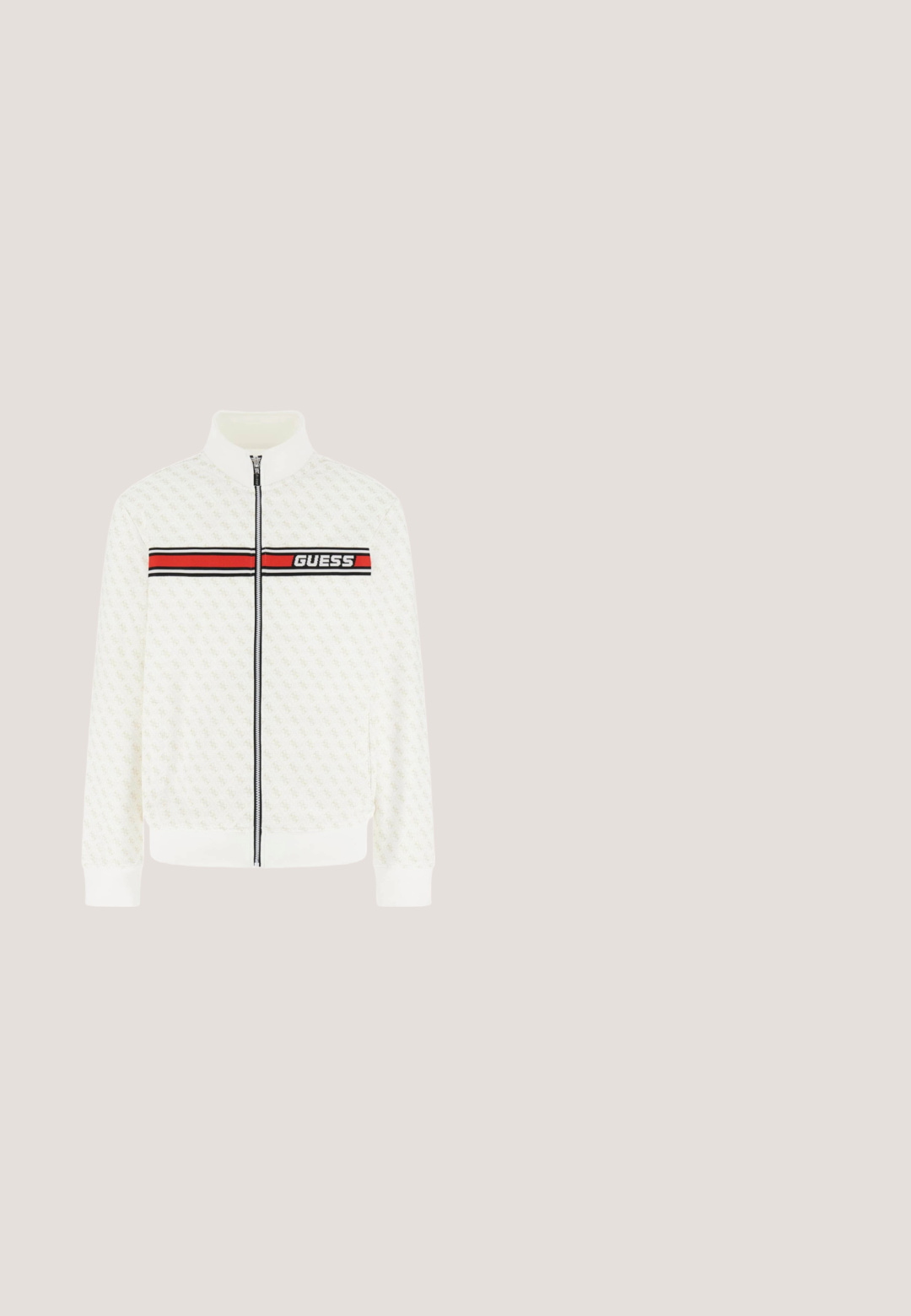 Witte jas met ritssluiting, hoge kraag, subtiel patroon over het hele oppervlak en een roodzwarte horizontale streep over de borst met de tekst "GUESS".; Wit T-shirt met korte mouwen met beige "GUESS 81" schildlogo en "LOS ANGELES" tekst aan de voorkant, effen ronde halslijn.; Beige sweatpants met een patroon van logo's over de hele stof, voorzien van een elastische taille met trekkoord en ritsen bij de enkelboorden.; Bruine suède sneaker met een crèmekleurige rubberen zool, platte veters en een logo aan de zijkant. Lichtgewicht ontwerp en gladde textuur.; Rechthoekige schildpadrille-zonnebril met donker verlopende glazen en een zilveren "G"-logo op de pootjes, geplaatst tegen een effen witte achtergrond.; Bruine designer toilettas met monogrammenpatroon, voorvak met rits en goudkleurig Guess-logo op een effen witte achtergrond.