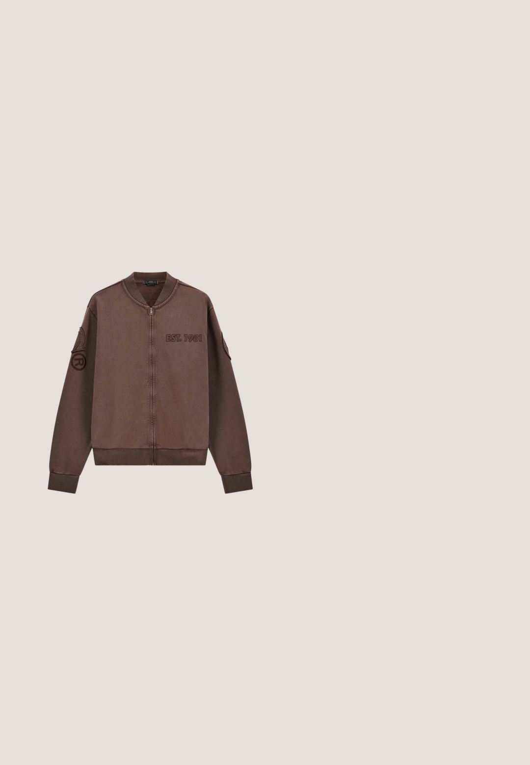 Veste marron zippée avec col et poignets côtelés, portant "EST. 1981" sur la poitrine et des écussons circulaires sur chaque manche.; T-shirt beige à manches courtes et col rond, avec un petit logo triangulaire sur la poitrine gauche, design uni, coupe standard.; Shorts marron longueur genou avec une taille élastique et des rayures verticales blanches sur les deux côtés, posés à plat sur un fond blanc.; Bottes chelsea en cuir marron avec une finition texturée, bout rond, accents marron, cinq œillets en métal et une semelle en caoutchouc avec adhérence.; Lunettes de soleil rectangulaires en écaille de tortue avec des verres à gradient sombre et un logo "G" argenté sur les branches, posées sur un fond blanc uni.; Sac bandoulière rectangulaire marron foncé à surface texturée, fermeture éclair argentée, logo triangulaire Guess et sangle réglable enroulée à côté.