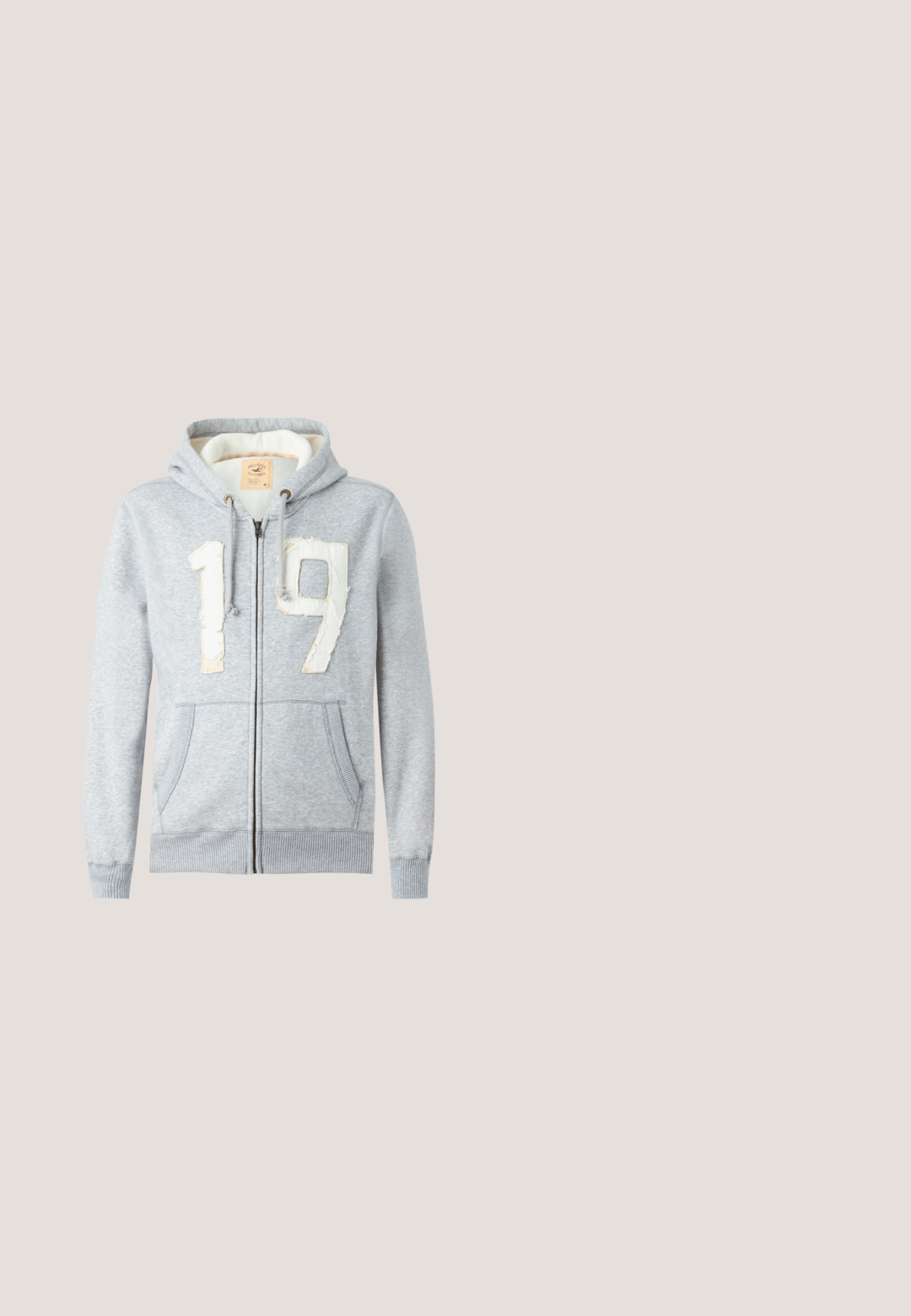 Grå bomulds hoodie med lynlås foran, prydet med store hvide stofnumre "1" og "9" på brystet, samt to forlommer.; Sort puffervest med høj krave, lynlås foran og sidelommer. Har quiltet tekstur og subtil branding på brystet.; Replay Inc. ESSENTIAL LOGO UNISEX  - T-shirts basic - ivory; Cargo bukser i camouflage mønster med nuancer af grøn og brun, samt et hvidt grafisk motiv af et springende væsen på låret.; Sorte sneakers med en glat læderoverdel, hvidt "V" logo og accenter, snørebåndsdesign og en gummirubber sål. Lave toppe, minimalistisk design.; Sort duffel taske med dobbelte håndtag, front mesh-lomme, lynlåskomponenter og mærkede stropper på en ensartet lys baggrund.