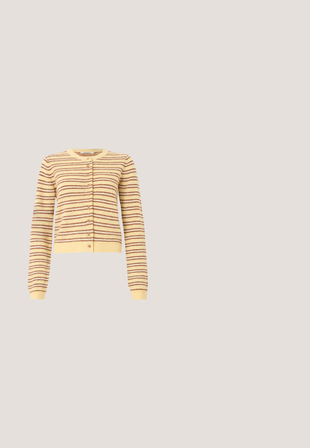 Gelbe Strickjacke mit langen Ärmeln, horizontalen braunen Streifen, rundem Ausschnitt, durchgehender Knopfleiste sowie gerippten Bündchen und Saum.; Weißes T-Shirt mit grafischem Druck, der einer alten Bibliotheksausleihkarte und handschriftlichen Notizen in verschiedenen Farben ähnelt.; Braune weit geschnittene Hose aus Baumwolle mit Knopfverschluss, Seitentaschen und auffälligen Nähten.; Braune Leder-Cowboy-Stiefel mit spitzen Zehen, geprägten Flügelmotiven, einem mittelhohen Blockabsatz und einer Zuglasche auf der Rückseite.; Schildpatt-Sonnenbrillen mit eckigen Rahmen, braunen Gläsern und goldener "Vogue"-Markierung an den Bügeln. Strukturiertes Muster auf den Rahmen.; Schultertasche aus satinfarbenem creme mit zwei schwarzen geflochtenen Knoten am Träger und einem sichtbaren Reißverschluss.