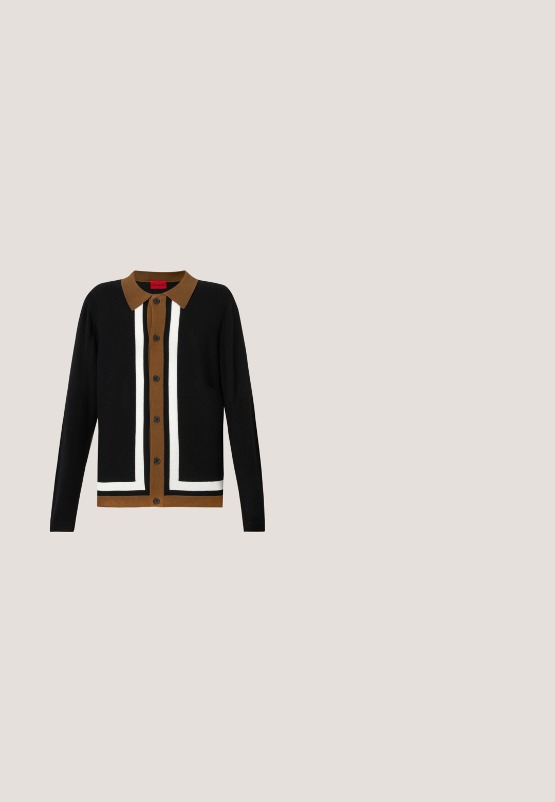 Zwarte cardigan met een bruine kraag, voorzien van een wit gestreept patroon en een knoopsluiting. Getextureerde stof met lange mouwen en een afgewerkt zoom.; Wit poloshirt van katoen, met een placket van drie knopen, korte mouwen en een klein geborduurd logo op de linkerborst.; Lindbergh Broek - black melange; Zwarte leren loafer met een textuuraccent van zwart leer, ronde neus en een lage blokhak; beschikt over een decoratief metallic detail.; Zwarte leren schoudertas met zilveren hardware, een ritsvak, een gestructureerd oppervlak en opvallende witte branding aan de voorkant.; Calvin Klein ASPIRE - Ketting - silver-coloured