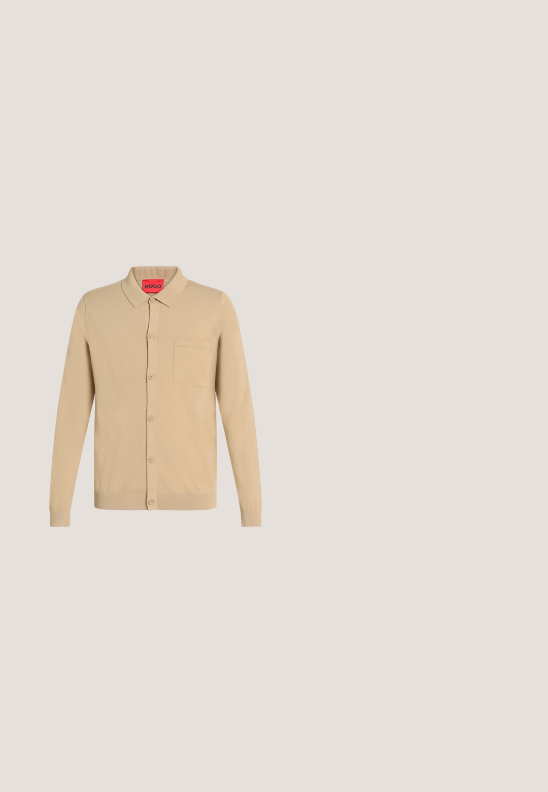Cardigan beige à manches longues avec boutons, col et poche poitrine, avec une étiquette de marque rouge HUGO à l'intérieur du col.; T-shirt crème à manches courtes en coton, doté d'un col rond avec un liseré noir et d'une étiquette de marque verte à l'intérieur du col.; Shorts sur mesure couleur fauve longueur genou avec passants de ceinture et fermeture avant dissimulée, présentés sur un fond clair uni.; Bottine Chelsea en daim marron clair avec panneaux latéraux élastiques, languette de tirage au talon et semelle en caoutchouc.; Lunettes de soleil à monture en plastique beige transparent avec des verres carrés dégradés marron reposant sur une surface blanche.; Mallette en cuir marron avec poignées supérieures, poche avant zippée et bandoulière assortie amovible sur fond blanc.