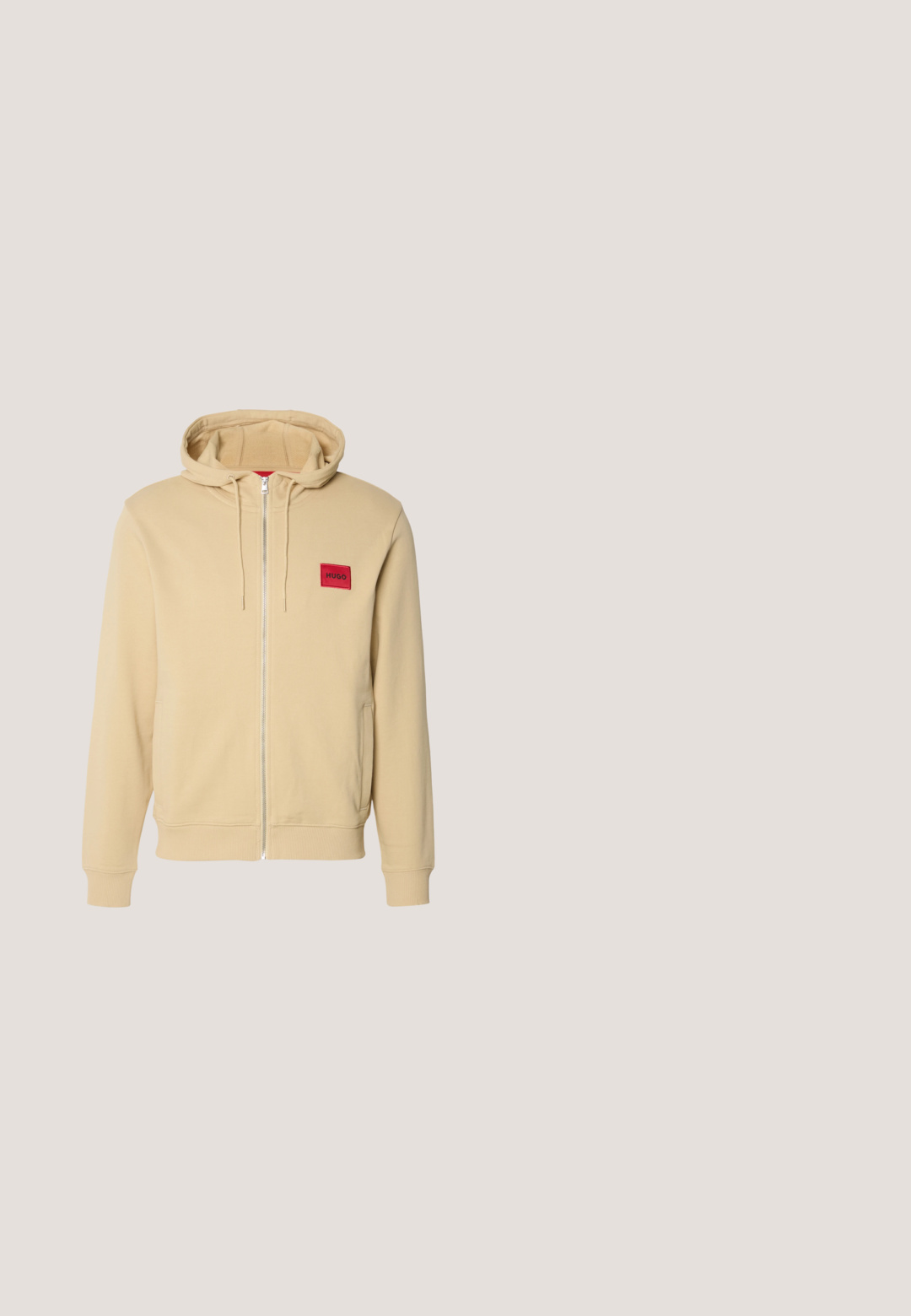 Haut à capuche zipé beige en mélange de coton doux, avec un écusson logo carré rouge sur la poitrine gauche. Comprend une capuche avec cordon de serrage et des poches latérales.; T-shirt polo noir en coton, avec un plastron à trois boutons, logo blanc sur la poitrine gauche, et accents rayés blancs sur les manches.; Shorts en coton noir avec une coupe droite, des passants de ceinture, une fermeture à bouton en métal et sans motifs ni accents visibles.; Bottine en cuir noir avec un laçage sur le devant, semelle en caoutchouc épaisse et tirant rouge à l'arrière, présentée sur un fond clair et unicolore.; Serviette en cuir noir texturé avec poche zippée à l'avant et double poignée, arborant un petit logo Calvin Klein dans le coin inférieur.; Collier en argent mettant en valeur un design en maillons de chaîne et un pendentif rectangulaire avec une surface lisse et un petit logo coloré en bas.