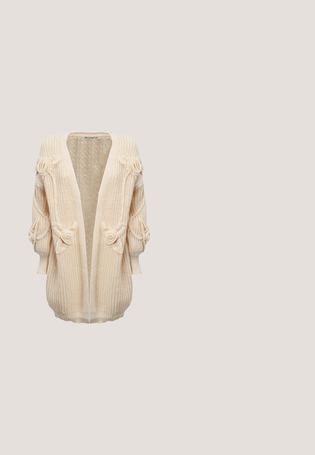 INFLUENCER FLOWER APPLICATION  - Cardigan - cream; Lyserød langærmet bluse med flæsekrave og foran, knaplukninger og udvidede manchetter. Fremstillet af letvægtsstof med en glat tekstur.; Maxi nederdel med lagdelte lag og olivengrøn tropisk bladprint på beige stof, luftig og let.; Brune læder flade sko med rund tå og en justerbar spænde rem over midtfoden. Glat tekstur og minimalistisk design.; Silke serviet i fersken med blomstermønster; inkluderer hjerter og røde accenter; glat tekstur; trekantede ender med detaljerede mønstre.; Halskæde med enkelt række perler med runde hvide perler og en lille sølvlås, vist på hvid baggrund.
