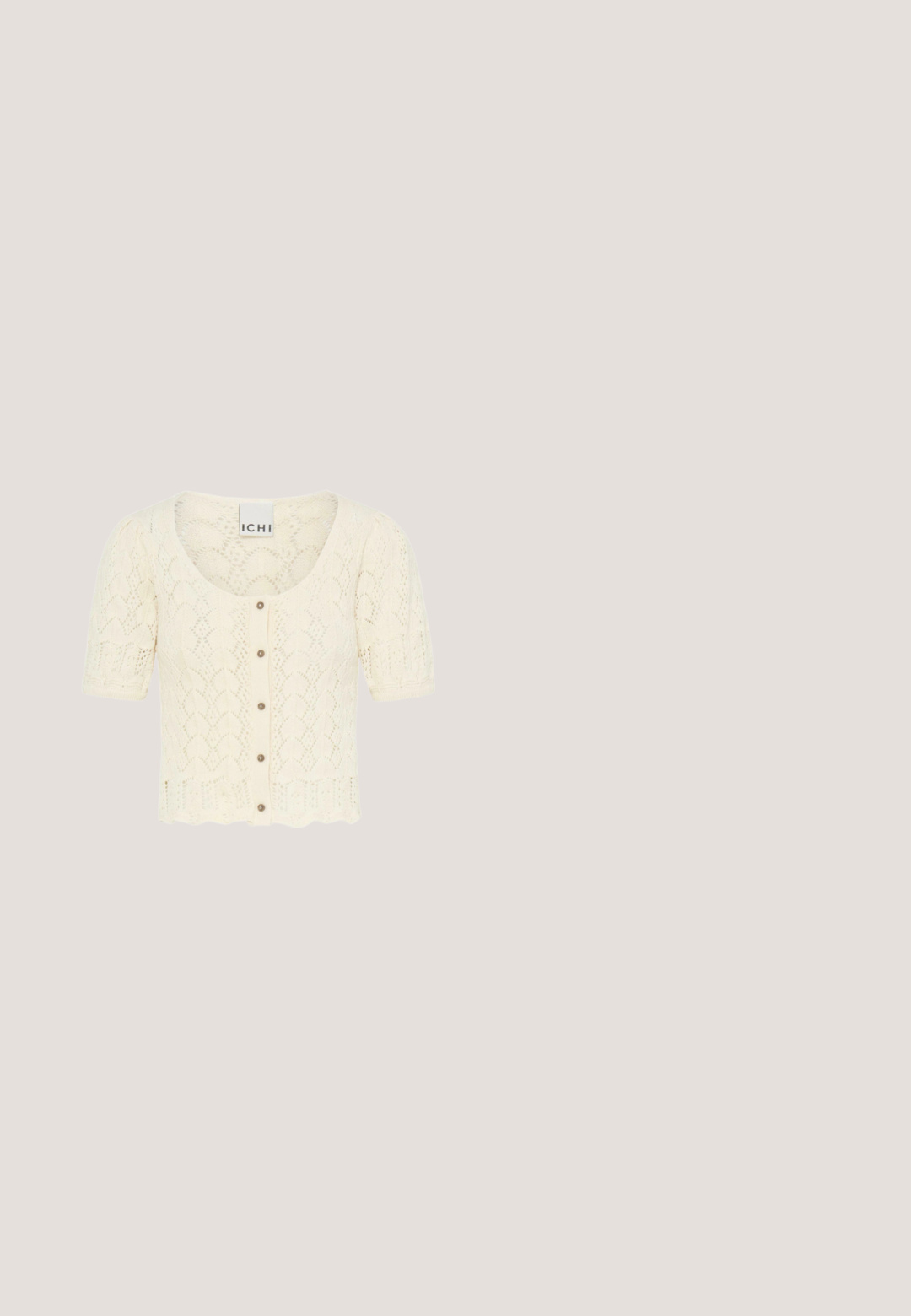 Kremfarvet kortærmet strikket cardigan med bølget kant, knapper foran og detaljeret blondermønster, mærket ICHI.; Hvid strik uden ærmer med teksturerede mønstre, varierede vandrette design og ribbet detaljering langs udskæringen og kanten.; Turkise vidde bukser med cremet blomsterprint, elastik i taljen og bindebånd foran.; Brune platform sandaler med en vævet jute hæl, krydsede stropper med udsparinger, og en guldfarvet spænde detalje på ankelstroppen.; Aviator-solbriller med tyndt metalstel i guld og gradient brune linser, med sorte spidser på stængerne.; Hvid vævet spandtaske med tan snøreforlomme, flettet brun læderhåndtag og sort snor med røde perler fastgjort.