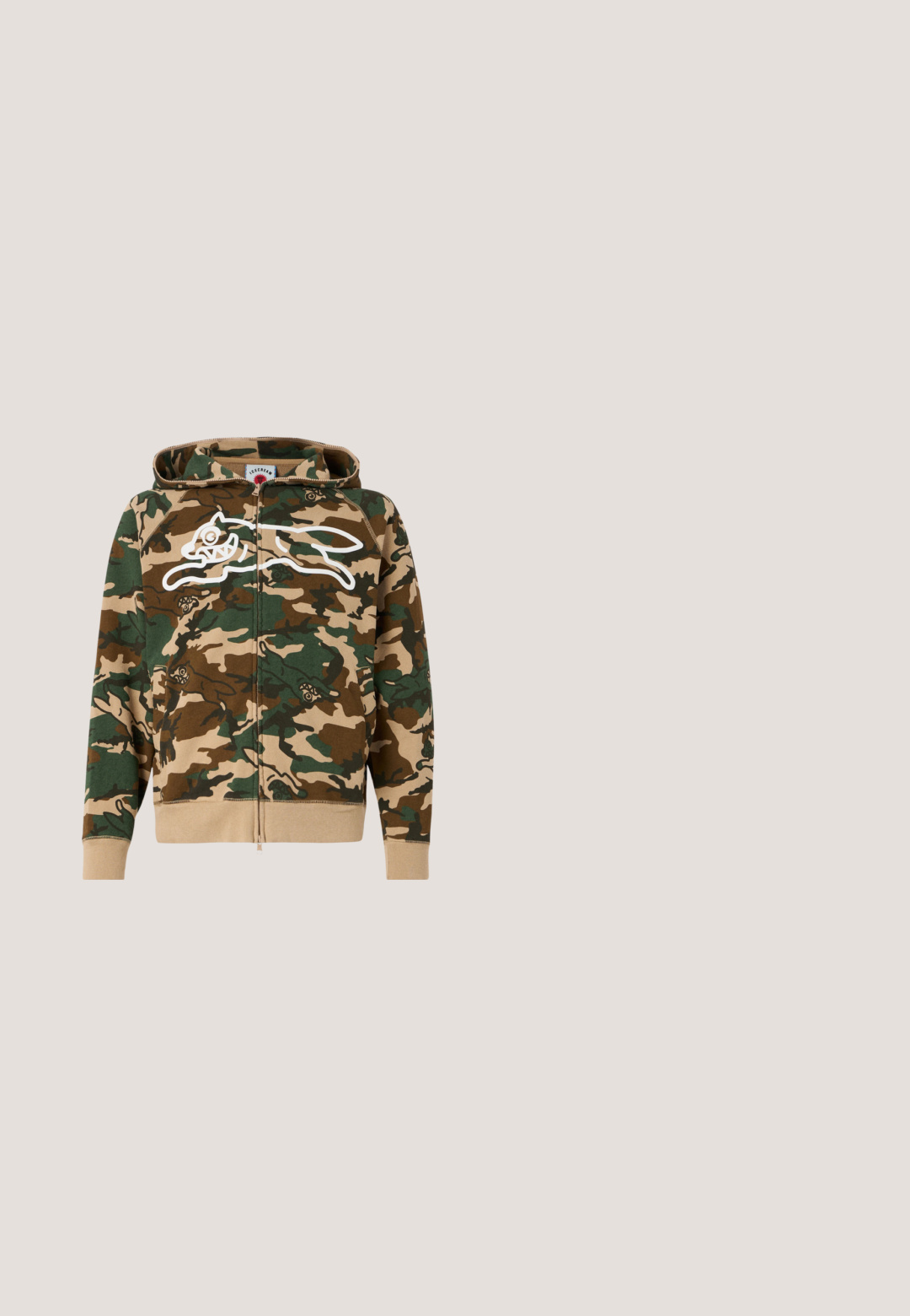 Icecream RUNNING DOG WOODLAND CAMO ZIP THROUGH HOOD - Sweatjakke - multi; Hvid T-shirt med korte ærmer med teksten "Billionaire Boys Club" i mønstrede bogstaver og en astronaut-hjelmgrafik på forsiden.; Camo sweatpants med et brunt og grønt naturligt mønster, der har en elastisk talje med snore og elastiske manchetter ved anklerne.; Brune ruskinds høje sneakers med cremefarvet gummisål, polstret krave og teksturerede detaljer. Har præget branding på siderne.; Grønne plast solbriller med rektangulær ramme, brune gradientlinser og subtil branding på stængerne. Struktureret overflade på rammen.; Camouflage-mønstret mulepose lavet af tekstureret stof med to håndtag. Fremviser en fremtrædende hvid logo på den ene side.