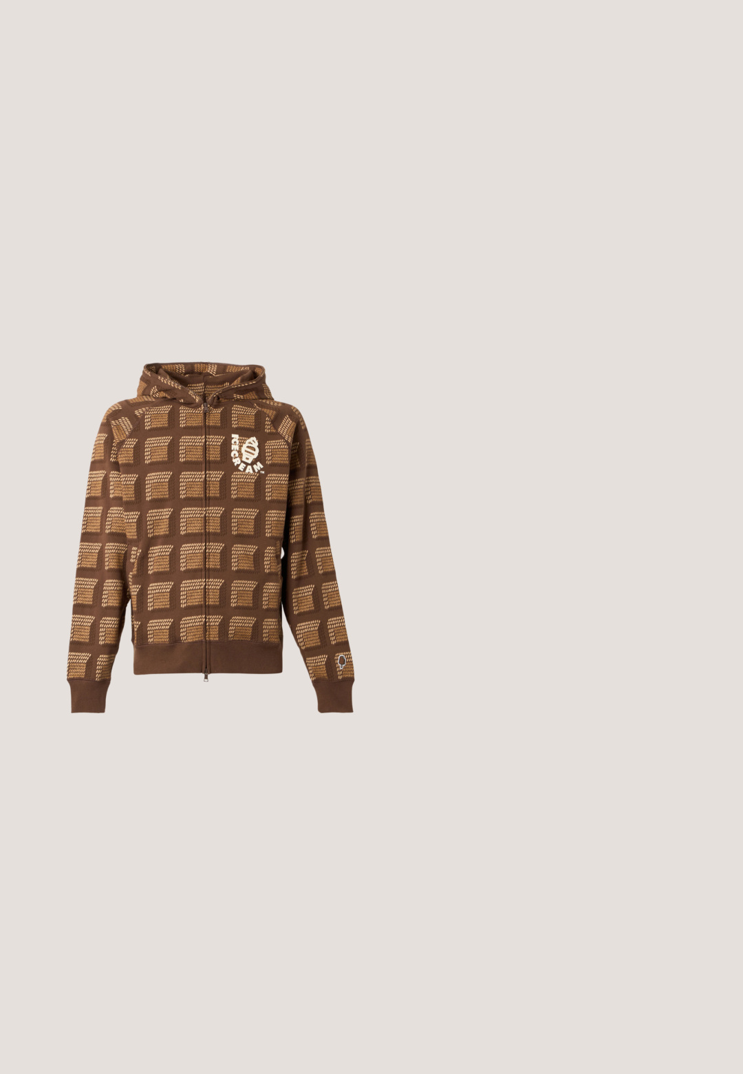 Sweat à capuche marron zippé avec motif quadrillé marron clair, capuche, poches avant et logo blanc sur la poitrine et le poignet gauche.; Chemise jaune à manches longues avec poignets et col marron, couverte de motifs abstraits d'yeux et d'un petit logo en cursive sur la poche poitrine.; Pantalons noirs mi-longs avec une taille élastique. Fabriqués en tissu lisse, présentant une coupe décontractée et sans poches ni embellissements visibles.; Chaussure noire en cuir basse avec semelle épaisse, œillets en métal, breloques en argent décoratives sur les lacets et semelle à motif texturé.; Lunettes de soleil à monture noire avec des verres rectangulaires teintés orange et des branches métalliques fines reposant sur une surface blanche.; Sac fourre-tout à motif camouflage en tissu texturé avec deux poignées. Présente un logo blanc bien visible sur un côté.