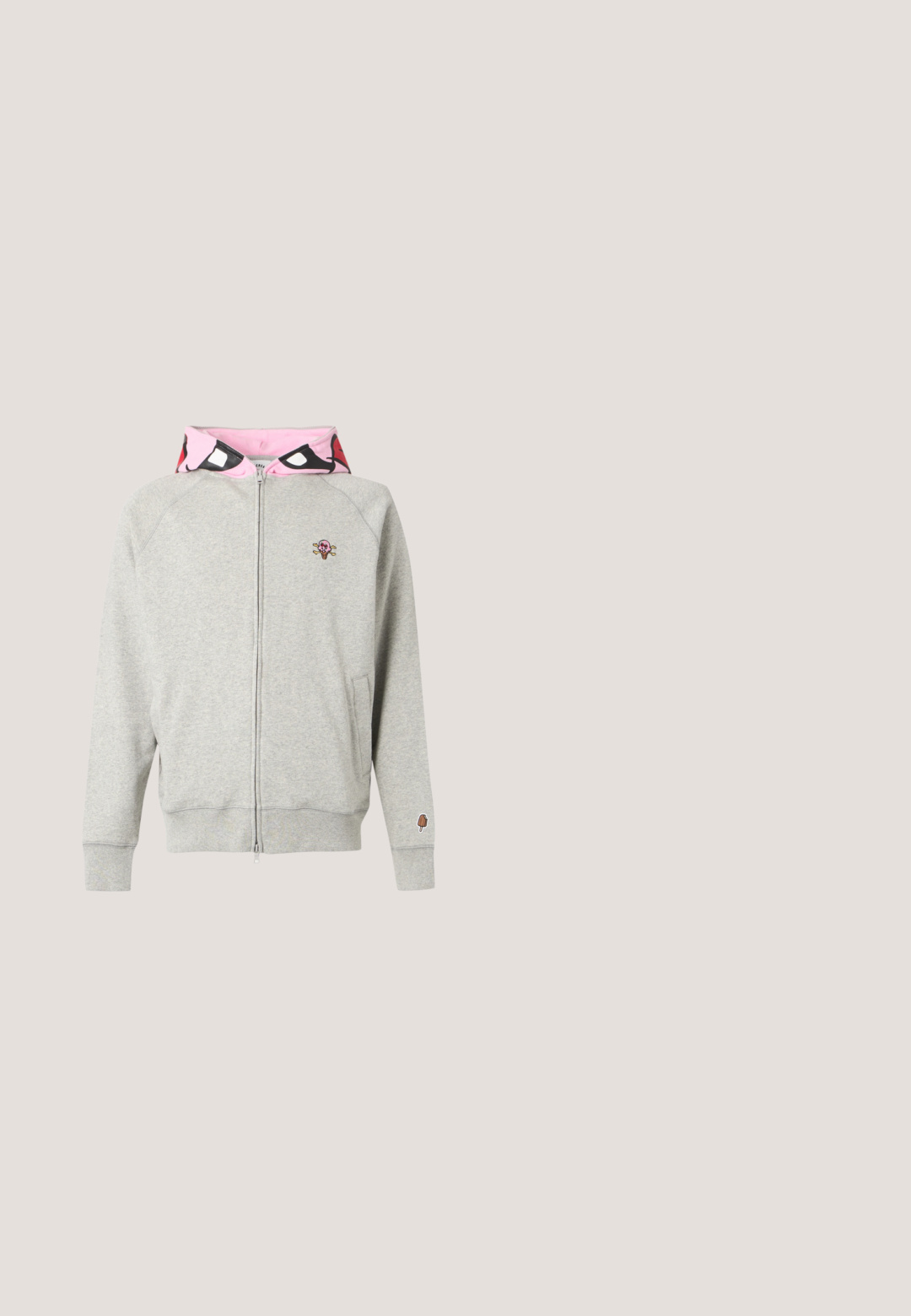 Sweat à capuche zippé gris clair avec doublure à motif rose à l'intérieur de la capuche, petit logo tête de mort en forme de cornet de glace sur la poitrine et écusson sucette glacée sur le poignet.; Veste matelassée blanche sans manches avec col montant, bordure noire aux emmanchures et à l'ourlet, fermeture éclair à l'avant et petit logo EA7 sur la poitrine.; Chemise noire à manches longues avec petite voiture jaune et graphique de quatre personnes sur la poitrine et texte blanc "Filling Pieces" sur le côté gauche.; Jean en denim bleu clair avec un motif lapin ludique brodé sur la zone avant de la taille.; Baskets blanches avec une tige en cuir lisse, accents noirs au niveau du talon et un logo de dessin animé. Elles présentent une semelle épaisse et légèrement transparente.; Sac bandoulière en cuir noir avec sangle réglable, fermeture à rabat et petite plaque métallique avec logo à l’avant.