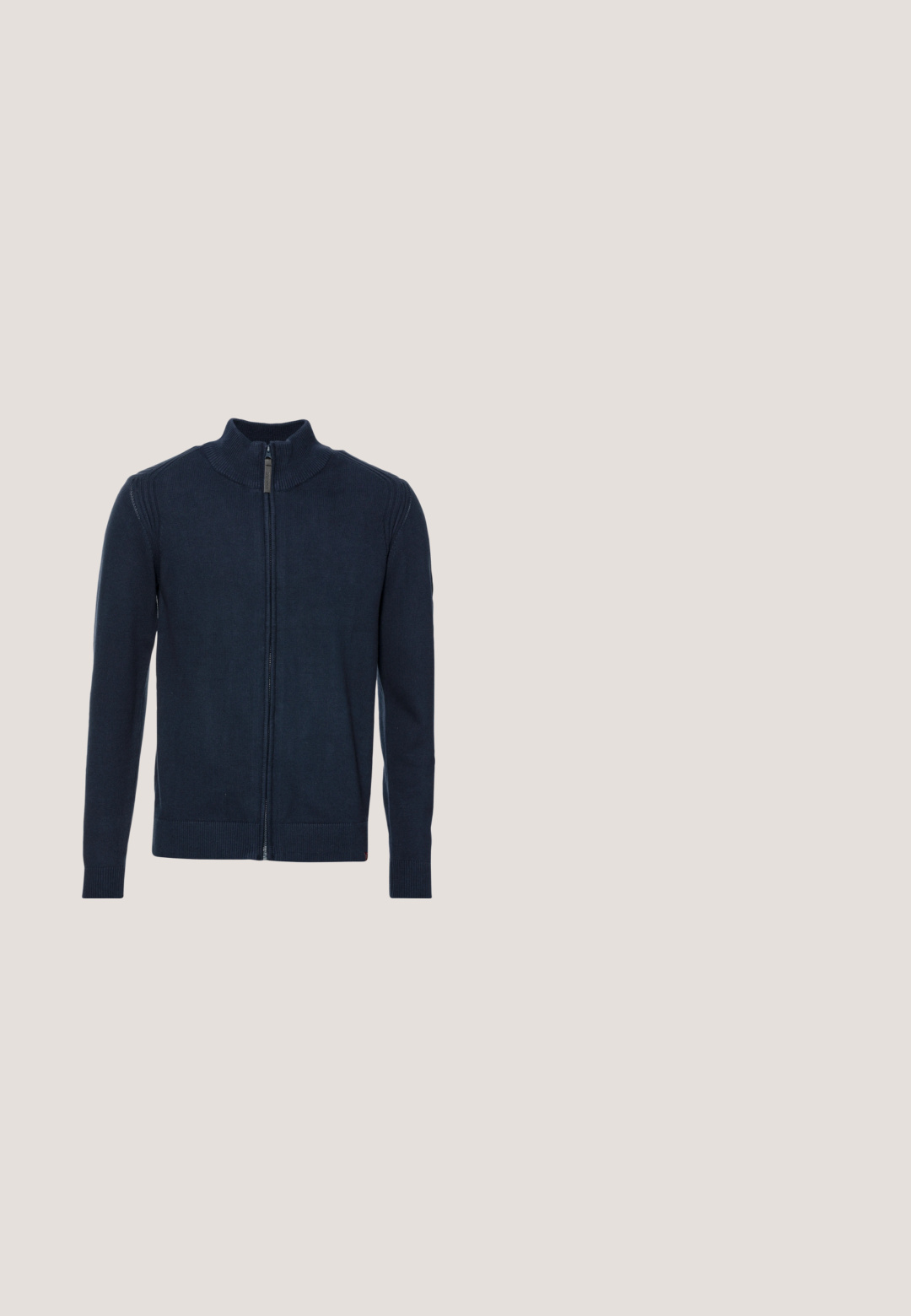 Suéter azul marino con cremallera, cuello alto, puños y dobladillo acanalados, textura de punto suave y detalles en los paneles laterales.; Polo navy con un pequeño patrón de puntos blancos, mangas cortas, acentos blancos en el cuello y los puños, y un logo amarillo en el pecho.; Pantalones ajustados de color azul marino con cinturilla de cordón, confeccionados en una tela texturizada y con puños en los tobillos para un look entallado.; Zapatillas de lona azul marino con suelas de goma blancas, punta redonda y seis pares de ojales para los cordones. Presenta una etiqueta de logo en el lateral.; Pulsera de cuero trenzado negro con un cierre de metal que presenta un pequeño logo en rojo, blanco y azul. Forma redonda, superficie texturizada.; Cinturón de cuero azul marino con hebilla de metal plateado. Presenta un detalle de logotipo distintivo en la hebilla; textura suave y diseño plano.