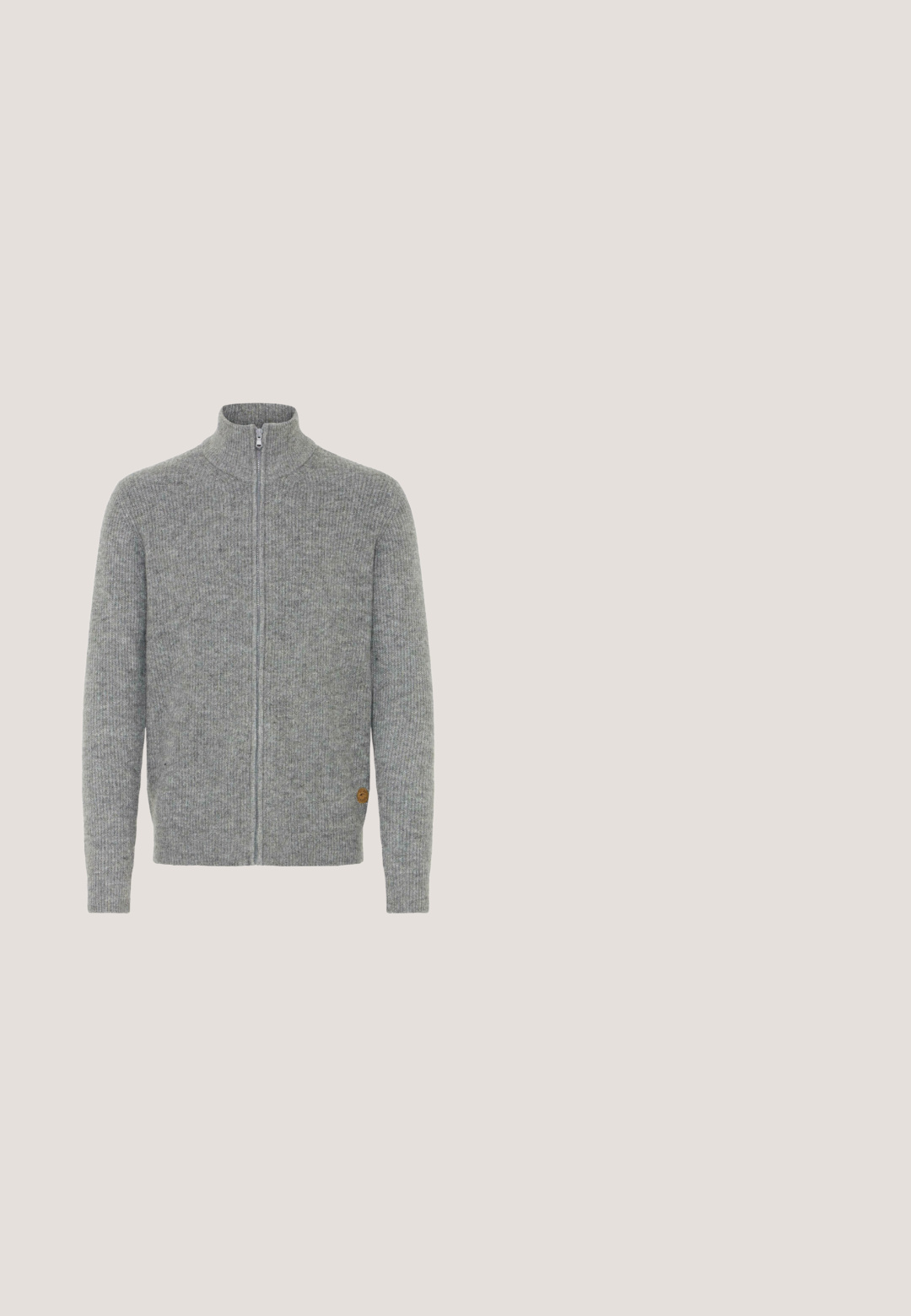 Grå zip-up sweater lavet af tekstureret strikmateriale. Har en høj krave, lange ærmer og et lille logo-patch nederst til venstre.; Grå puffy vest med lynlås foran, grå hætte og beige snore. Har store kviltede sektioner og en sidelomme. Brun logo accent.; Lysegrå T-shirt med korte ærmer lavet af blød bomuldsblanding. Har rund halsudskæring og en lille logomærkat på nederste side.; Grå bomuldsbukser med et tætsiddende design, der har en knaplukning, standardlommer og en glat tekstur.; Hvide sneakers med ruskindsdetaljer i lys grå og blå. Har et textured panel, rund tå og flad gummisål. Enkel snørebåndsdesign.; Mørkeblå bæltetaske i stof med to lynlåslommer foran og en bred, justerbar sort strop. Firkantet form med tekstureret overflade og diskrete detaljer.
