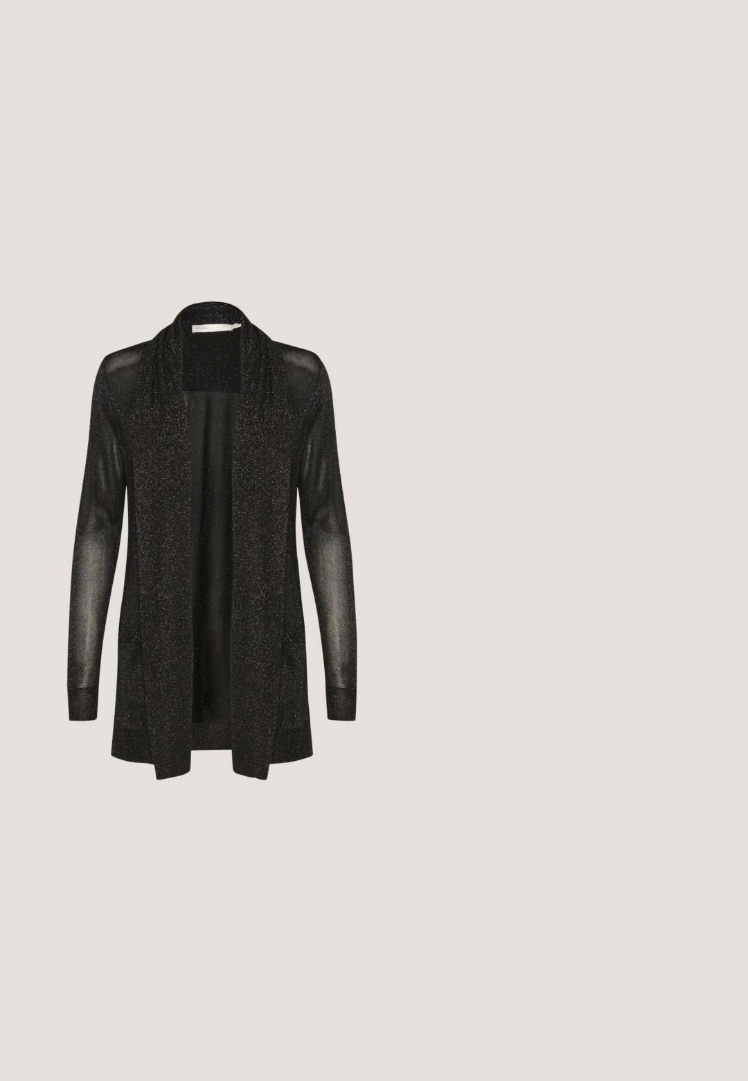 Schwarze, langärmlige Strickjacke aus einem durchsichtigen, funkelnden Stoff. Verfügt über eine offene Vorderseite mit schwingendem Kragen und geradem Schnitt. Silberne Akzente sind enthalten.; Schwarze Bluse mit kurzen Puffärmeln und weißem Saum am Halsausschnitt und den Ärmelsäumen, mit einer Knopfschließe auf der Rückseite.; Schwarze weite Hosen aus weichem Stoff. Mit einem elastischen Bund mit Kordelzug und zwei seitlichen Taschen. Flacher Vorderteil mit Falten.; Schwarzer Lederhochschuh mit spitz zulaufender Zehe und einem schlanken, geschwungenen Absatz. Verfügt über eine glatte Textur und ein minimalistisches Design.; Schwarze Lederschultertasche mit einem verstellbaren Riemen und einer leicht schlaffen, weichen rechteckigen Form.; Zarte Goldkette mit einem glatten, polierten Anhänger in Tropfenform auf hellem, neutralem Hintergrund.