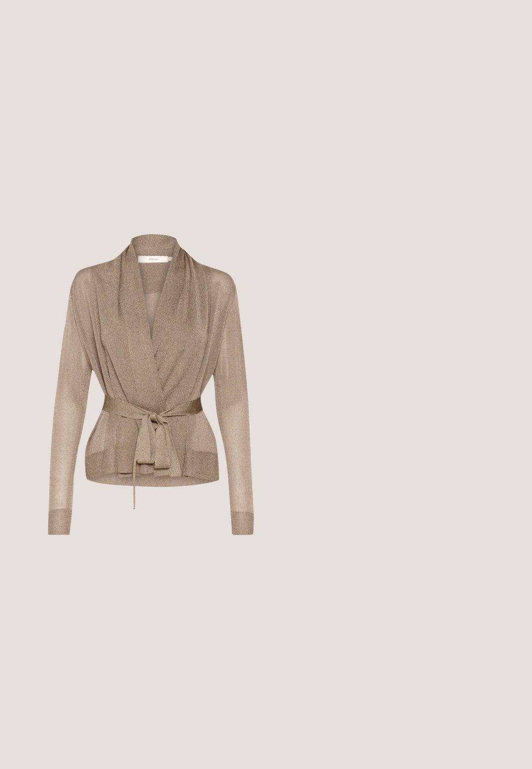 Glitrende beige omslagscardigan med en draperet krave, lange ærmer og et matchende bælte i taljen. Let og struktureret stof.; Brun bomulds t-shirt med korte optrillede ærmer, rund halsudskæring og en løs pasform. Har et lille mærke på side sømmen.; Beige løstsiddende sweatpants med elastisk talje og manchetter, med diskret lille logo tekst på det øverste lår.; Beige og sandfarvet sneaker med tekstureret sål, ruskindstykke foran, snørelukning foran, polstret krave og syede detaljer på siden.; Brun læder tote taske med et blødt, struktureret design. Har en enkelt lang rem og præget logo på den ene side.; Guldvedhæng med en oval form og et stiliseret bogstav "I" udsmykket med flerfarvede ædelsten i forskellige størrelser.