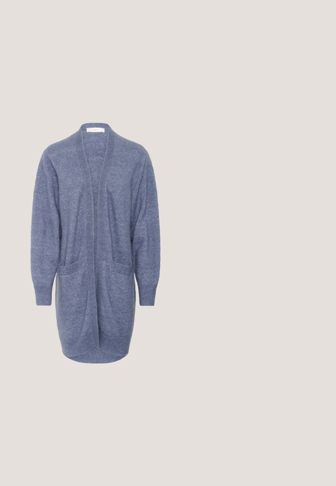 Lange blauwe open voor cardigan met lange mouwen en twee voorzakken, gemaakt van zacht breiwerk.; Donkerblauw langemouwen cropped shirt met ronde hals, plat weergegeven op een witte achtergrond.; Wijde broekspijpen in lichtblauw met dunne horizontale strepen en een effen zwarte elastische tailleband.; Zachte, enkellaagse blauwe suède winterlaars met dikke zool en trekriempje aan de achterkant, gezien vanaf de buitenkant tegen een effen achtergrond.; Lichtblauwe schoudertas met een lange gevoerde band, geplooide stofdetails en een klein metalen logo aan de voorkant.; Zilveren ketting met in elkaar grijpende ovale schakels en een gepolijste afwerking. Voorzien van een verstelbare karabijnsluiting en een verlengkettinkje.