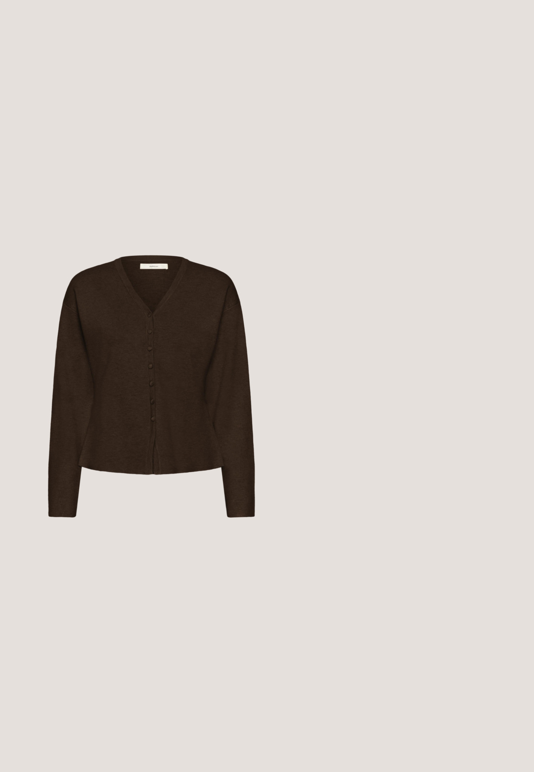 Brun cardigan med lange ærmer, v-hals, knaplukning foran og en afslappet pasform. Lavet af et blødt, struktureret strikmateriale.; Brun ærmeløs top med høj mock neck, lavet af ribbet stof, der har en tætsiddende pasform og en glat tekstur. Enkel og alsidig design.; ICHI IHKATE WIDE PA2 - Bukser - chocolate torte; Mørkebrun ruskind ankelstøvle med blokhæl og rund tå, vist fra siden på en hvid baggrund.; Mørkebrun læder skuldertaske med buet klap, dekorative syninger langs kanten og justerbar skulderrem med spænde.; Guldfarvet ring med et glat, afrundet design og poleret overflade. Mangler indviklede mønstre eller hardware-detaljer. Enkel, moderne form.