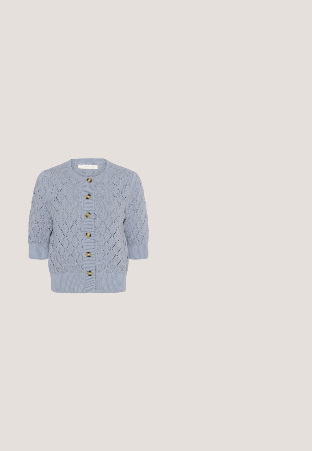 Lys blå strikket cardigan med korte ærmer, et diamantmønstret blonderdesign, ribkanter ved ærmer og kant samt seks brune knapper foran.; Kvinders ærmeløse blå satin top med tynde stropper og asymmetrisk lagdelt bodysdetail.; Marineblå buks med bred ben, med elastisk talje, lavet af glat stof, der har et enkelt og funktionelt design uden synlige mønstre.; Hvide spidse slingback hæle med en tynd ankelrem. Glat lædermateriale, tynd stilethæl og en sort inderside.; Plisseret beige læderclutch med en sølvmetalramme, der har to runde dekorative låse og en sølvkædetrasporte.; Hvide hoop-øreringe med en krøllet tekstur. Fremstillet af metallisk materiale, med et snoet design og en glat finish.