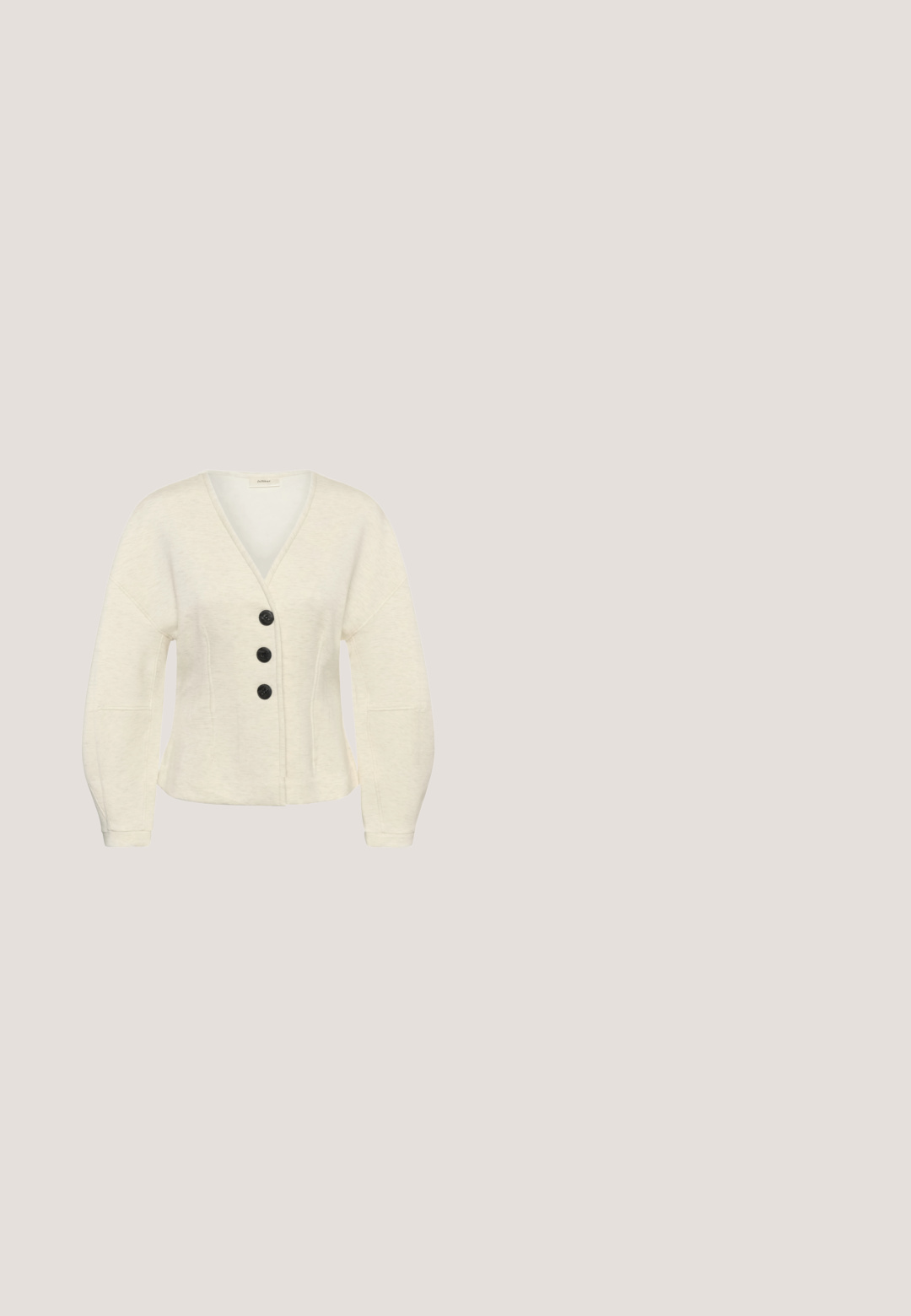 Crèmekleurige cardigan met lange mouwen, een V-hals en drie zwarte knopen aan de voorkant.; Mouwloze roestrode camisetetop met gevormde cups en dunne verstelbare schouderbandjes tegen een effen achtergrond.; Donkergroene wikkelrok van gladde stof, met een asymmetrische zoom en een naadloze tailleband voor een strakke uitstraling.; Donkerbruine lakleren pump met hoge hak, puntige neus, blokhak en verstelbare enkelband met gouden gesp.; Bordeaux, glanzende vegan leren totebag met een zachte, sculpturale vorm en een brede, gebogen handgreep voor makkelijk dragen.; Goudkleurige chunky armband met afwisselend grote en kleine onregelmatige ovale schakels en een toggle-sluiting op een witte achtergrond.