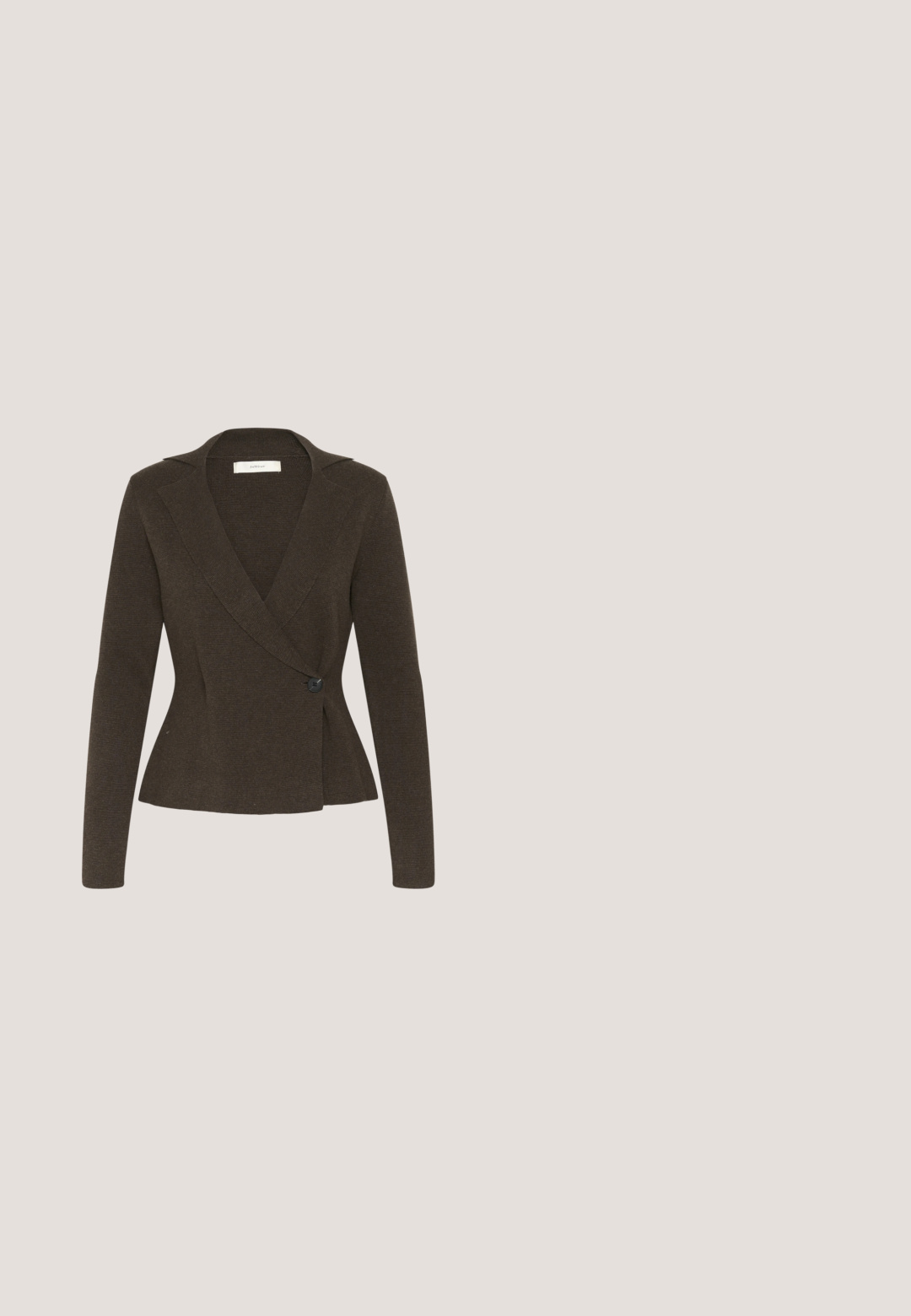 Mørkebrun langærmet strikket blazer med skræddersyet pasform, brede revers og enkelt knaplukning i siden.; Brun, ærmeløs strikket sweatervest med rund halsudskæring og ribbede kanter, mærket "Saint Tropez" indeni kraven.; Sorte bukser med en afslappet pasform, der har plisseringer foran, en glat tekstur og en elastisk talje for komfort.; Mørkebrune ruskind ankelstøvle med spids tå og slank mellemhøj hæl, vist fra siden på hvid baggrund.; Brun læder tote taske med en glat overflade, rummelig design og et buet håndtag, der har et subtilt logodetalje på forsiden.; To uregelmæssigt formede, teksturerede guldbøjler vist på en hvid baggrund.