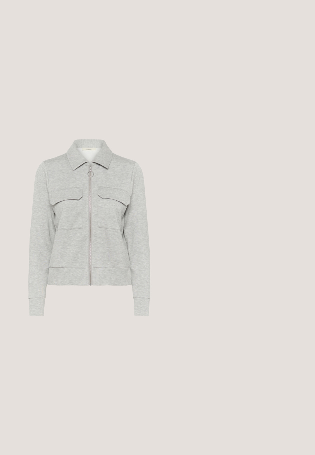Svetlosivá dlhá mikina na zips s krúžkom na ťahanie, dvoma vreckami na hrudi a klasickým golierom.; Dve jednoduché biele tričká s krátkym rukávom a okrúhlym výstrihom s označením značky JJXX zobrazené na svetlošedom pozadí.; Svetlomodré džínsy s širokým strihom a vysokým pásom, vyrobené z denimu, s pútkami na opasok, prednými vreckami a gombíkovým zapínaním.; Červené semišové tenisky s bielym trojpruhovým dizajnom, plochou podrážkou a zlatým logom. Nízky strih s okrúlou špičkou a šnurovaním.; Červená saténová kabelka do ruky s veľkou trblietavou mašľou na klapke a krátkym zlatým retiazkym remienkom na bielom pozadí.; Strieborné kruhové náušnice s malými visiaciami príveskami v tvare srdiečka na krátkych reťazcoch na jednoduchom svetlom pozadí.