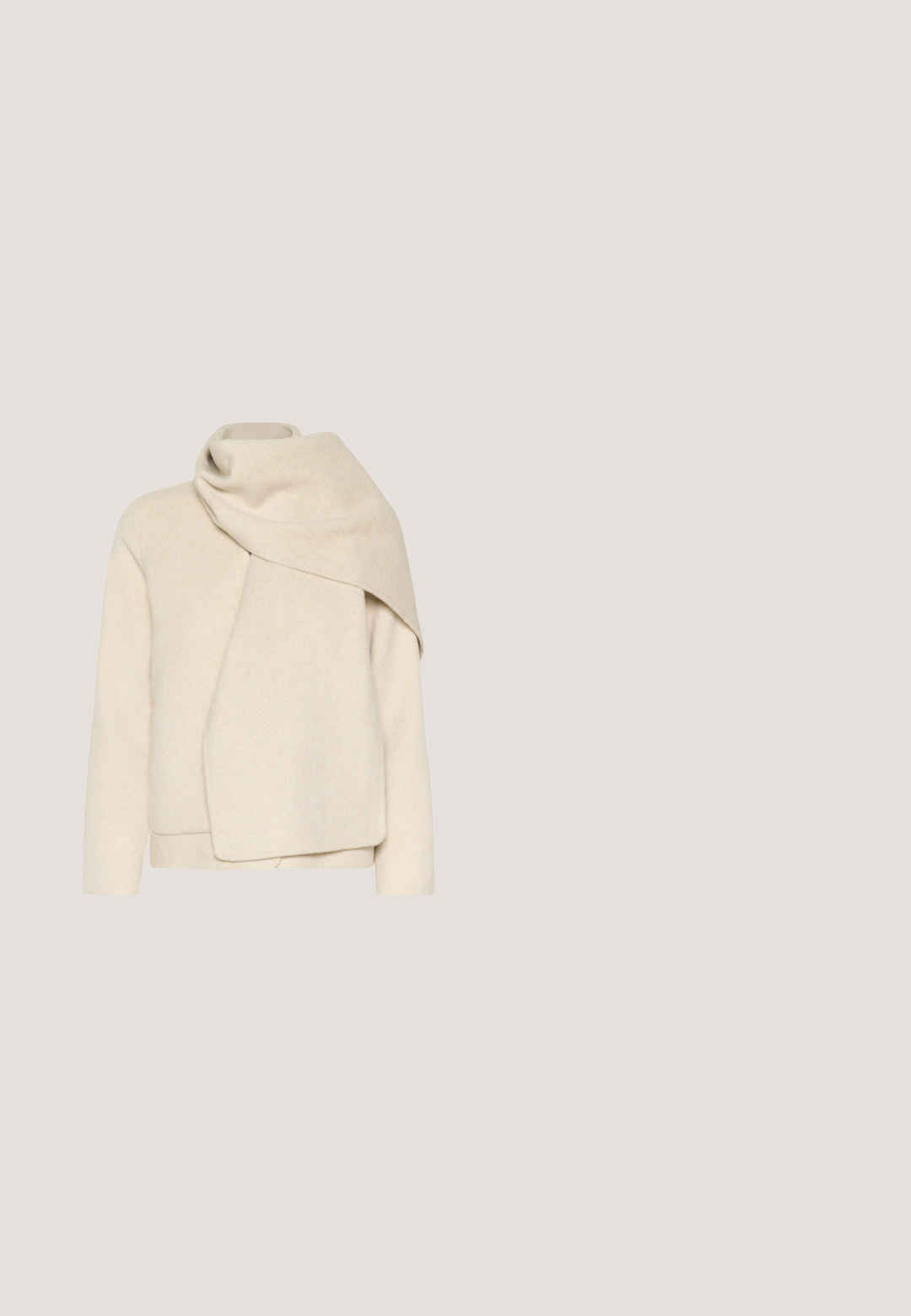 Beige Wolljacke mit einem übergroßen, umgeschlagenen Kragen, der über eine Schulter fällt, langen Ärmeln und einer lockeren Passform.; Kaffe KACOURTNEY - T-Shirt basic - chalk; Beiger knielanger Rock mit vorderen Aufsatztaschen, Gürtelschlaufen und einem Knopf- und Reißverschluss.; Weiße Knöchelstiefel aus glattem Leder mit spitzem Zehenbereich und einem kurzen, schmalen Absatz. Verfügt über ein minimalistisches Design und ein nahtloses Obermaterial.; Beige Leder-Handtasche mit einem geschwungenen Schultergurt, ausgestattet mit einer vorderen Reißverschlusstasche und dezenten goldenen Akzenten. Glatte Textur und minimalistisches Design.; Goldfarbene, strukturierte Creolen in organischer Form mit einem subtilen Glanz und einem sicheren Steckverschluss.