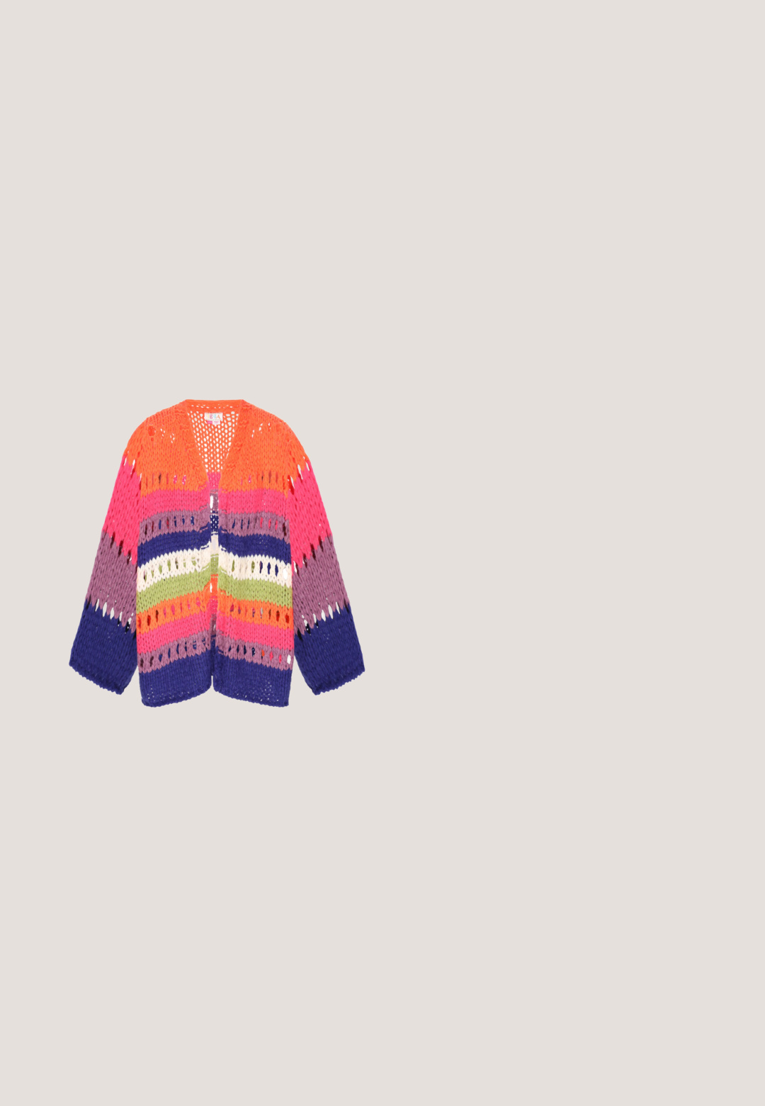 Gilet au crochet avec des rayures vives dans les tons orange, rose, violet, vert et bleu. Ouverture frontale avec larges manches et texture semblable à de la dentelle.; Haut court vert côtelé à manches courtes avec encolure dégagée et liens à nouer à l'avant, présenté sur fond blanc.; Pantalon évasé couleur sarcelle en velours doux, doté d'une taille haute et d'une texture lisse, se rétrécissant vers l'ourlet avec de légères ouvertures.; Pompe slingback en argent avec un bout pointu, une finition métallique brillante, un petit talon et un accent texturé gris sur la sangle.; Pochette en maille noire avec fermeture éclair argentée et une anse ornée de gros cristaux ronds transparents.; Collier en chaîne d'argent avec un pendentif présentant un petit bouquet de fleurs bleu clair et trois feuilles vertes.