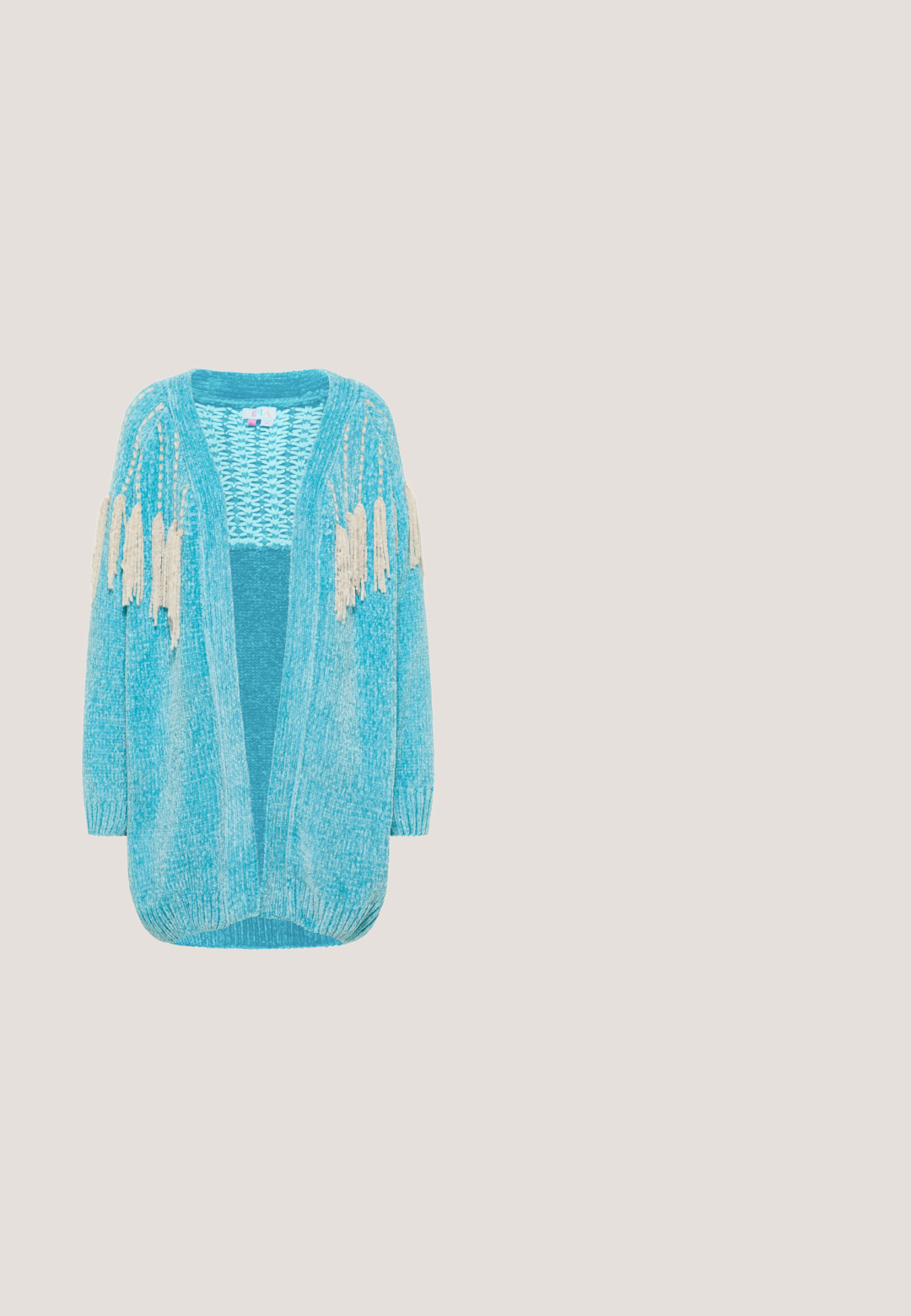 Blå åben-front strikket cardigan med løs pasform og beige frynser på skuldre og øverste arme.; Hvid bluse med blomsterbroderi, brede flæseærmer, bølget halsudskæring og snørefornedrager foran.; Bukser med brede ben i cremefarve med farverige abstrakte blomster- og hjerteprint, elastisk talje og snøre.; Brune ruskind ankelstøvler med spidse tæer, mellemhøj blokhælt og minimal syning for et elegant udseende.; Brun læder crossbody taske med vævet mønster og lynlåslukning, afrundet rektangulær form og små metalringe på hver side.; Guldlagd halskæde med to kæder; den ene har en tekstureret rund vedhæng, mens den anden har et delikat linksdesign.